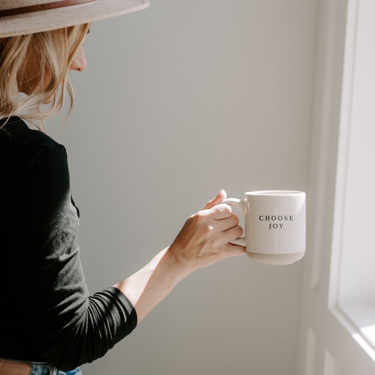 Choisissez une tasse à café en grès de 14 oz de Joy