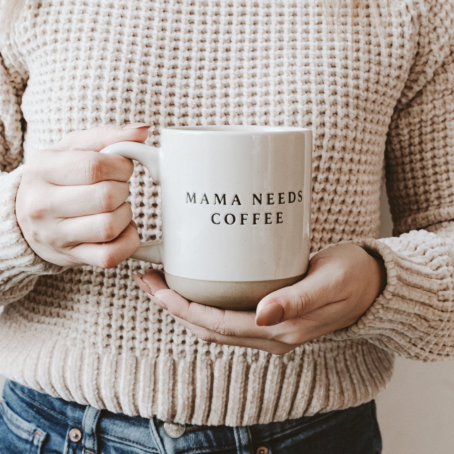 Tasse à café en grès « Mama Needs Coffee » de 14 oz 