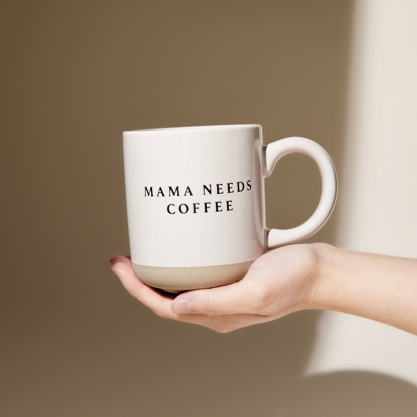 Tasse à café en grès « Mama Needs Coffee » de 14 oz 