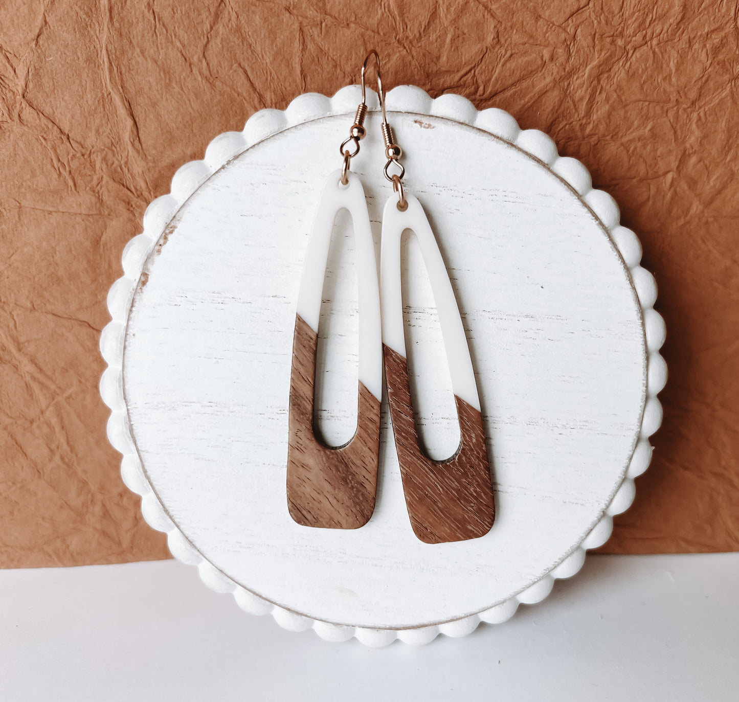 Hermosos aretes de madera y resina blanca