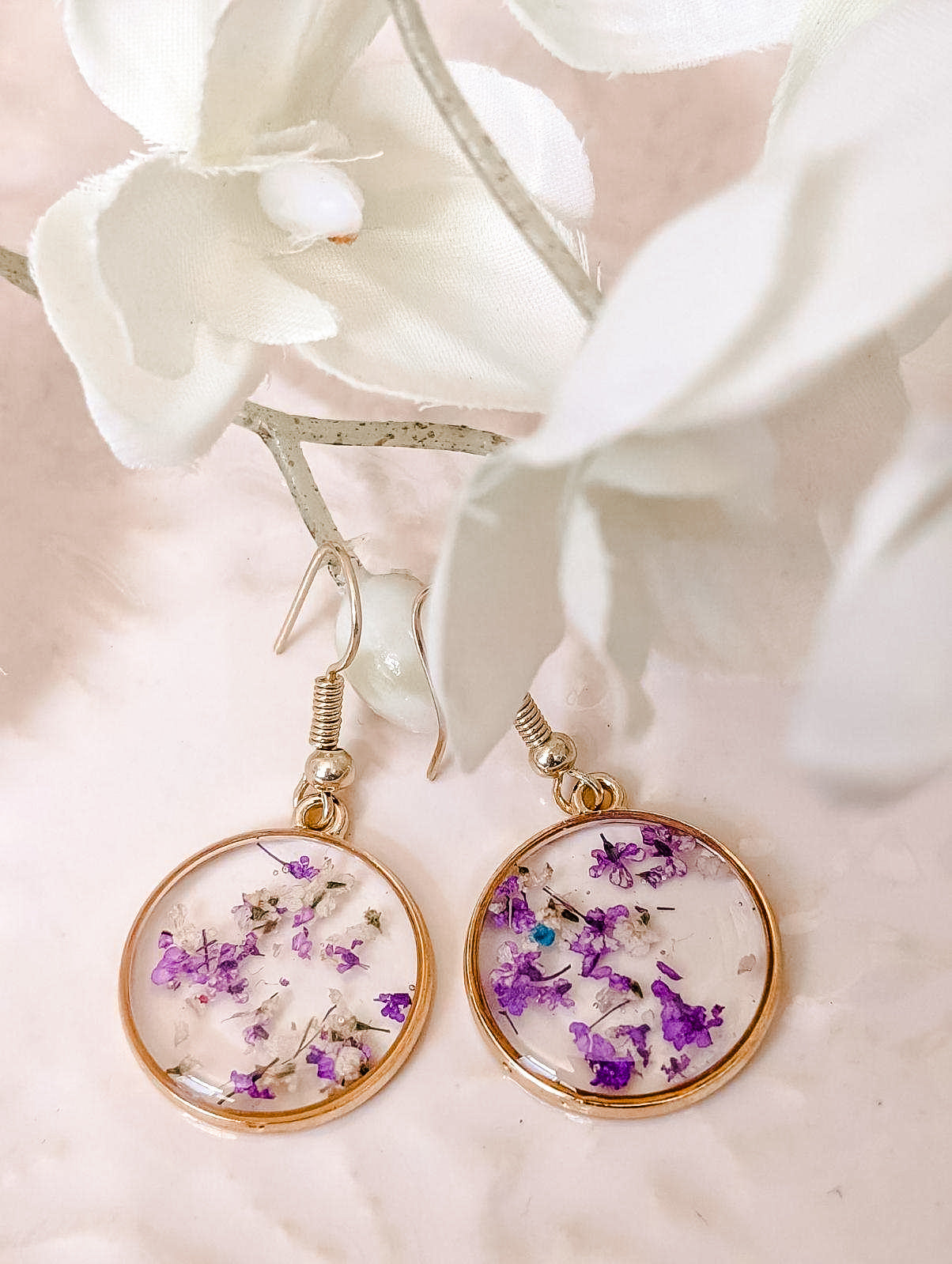 Hermosos aretes de flores moradas