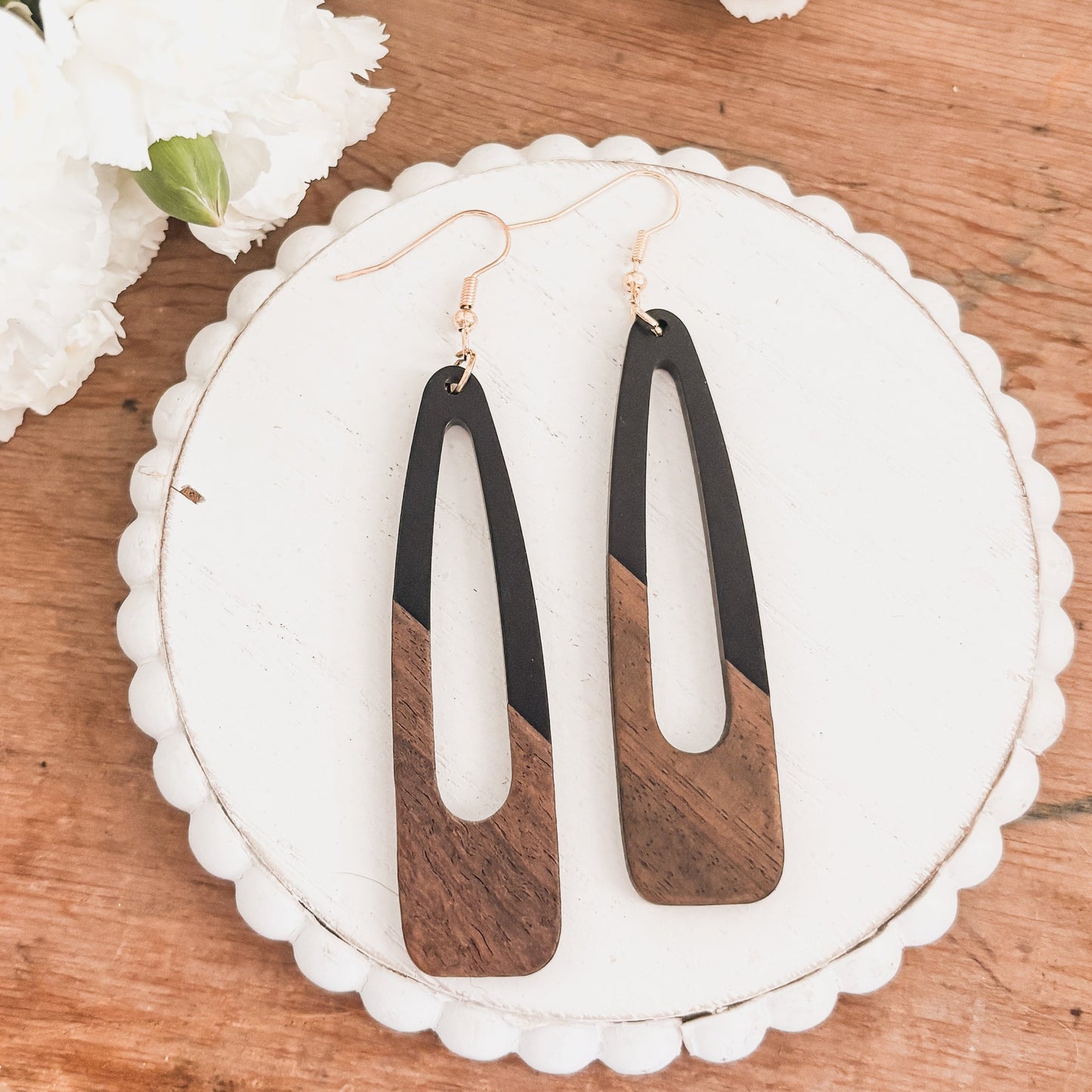 Belles boucles d'oreilles en bois noir et résine