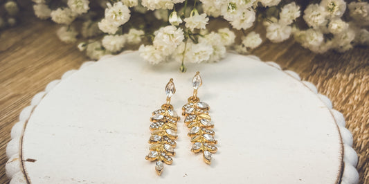 Belles boucles d'oreilles pendantes en cristal et en or