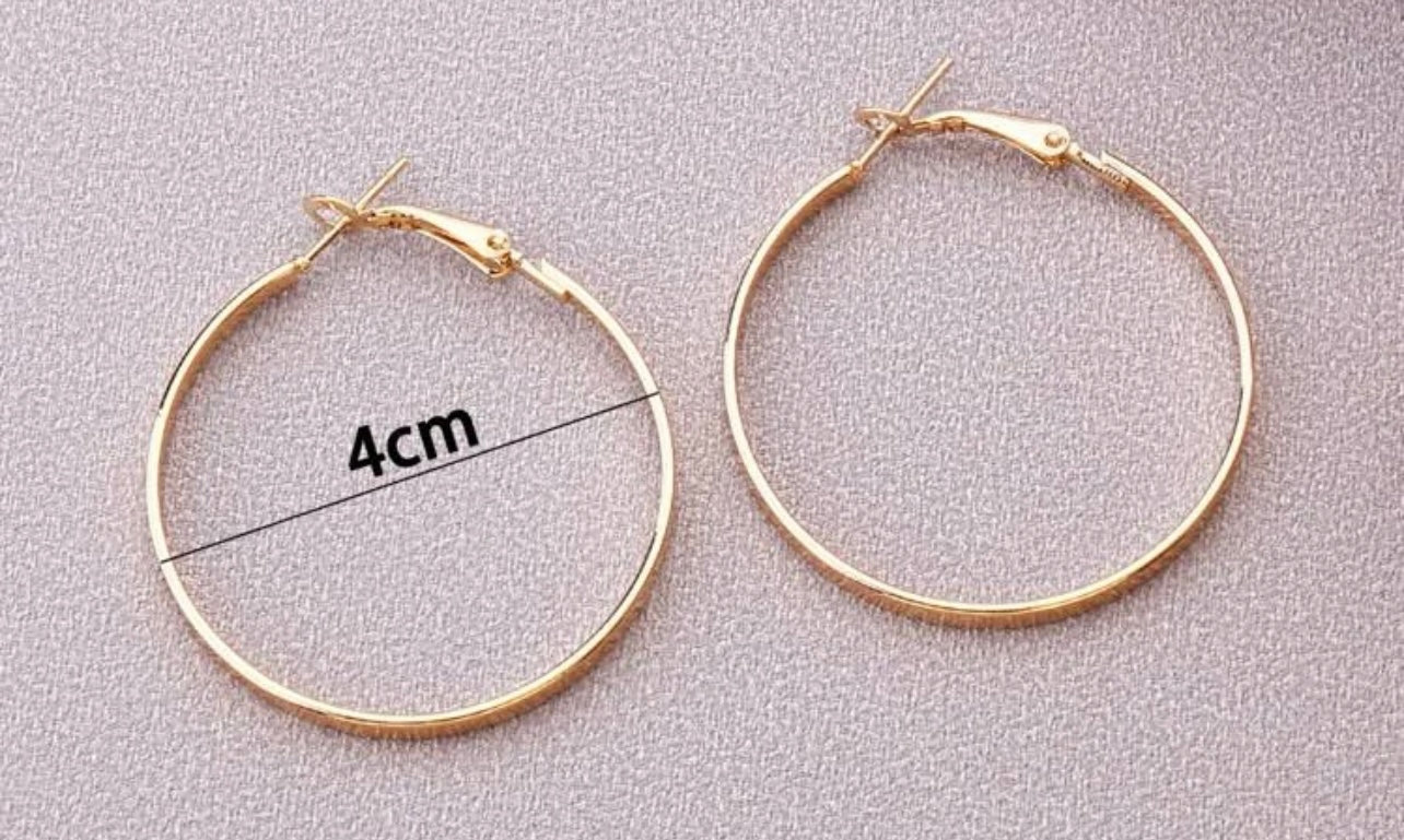 Belles boucles d'oreilles créoles plates en or