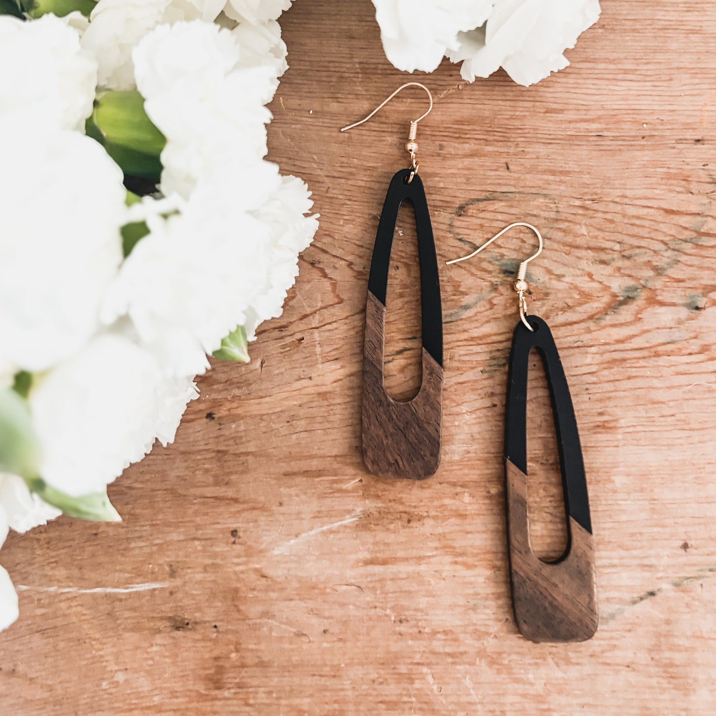 Belles boucles d'oreilles en bois noir et résine