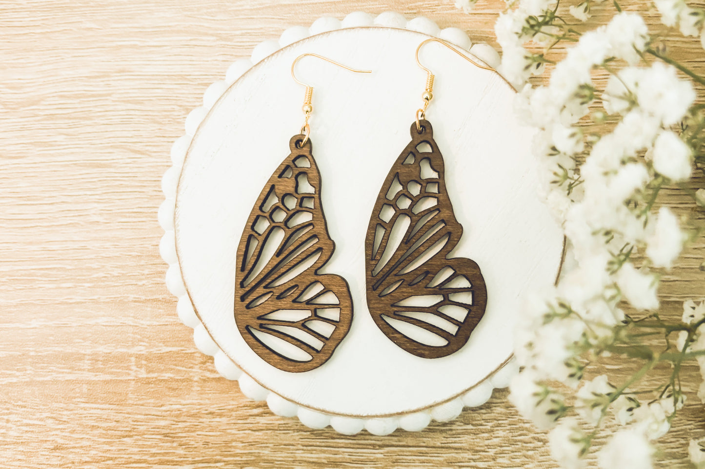 Hermosos aretes de madera con forma de mariposa