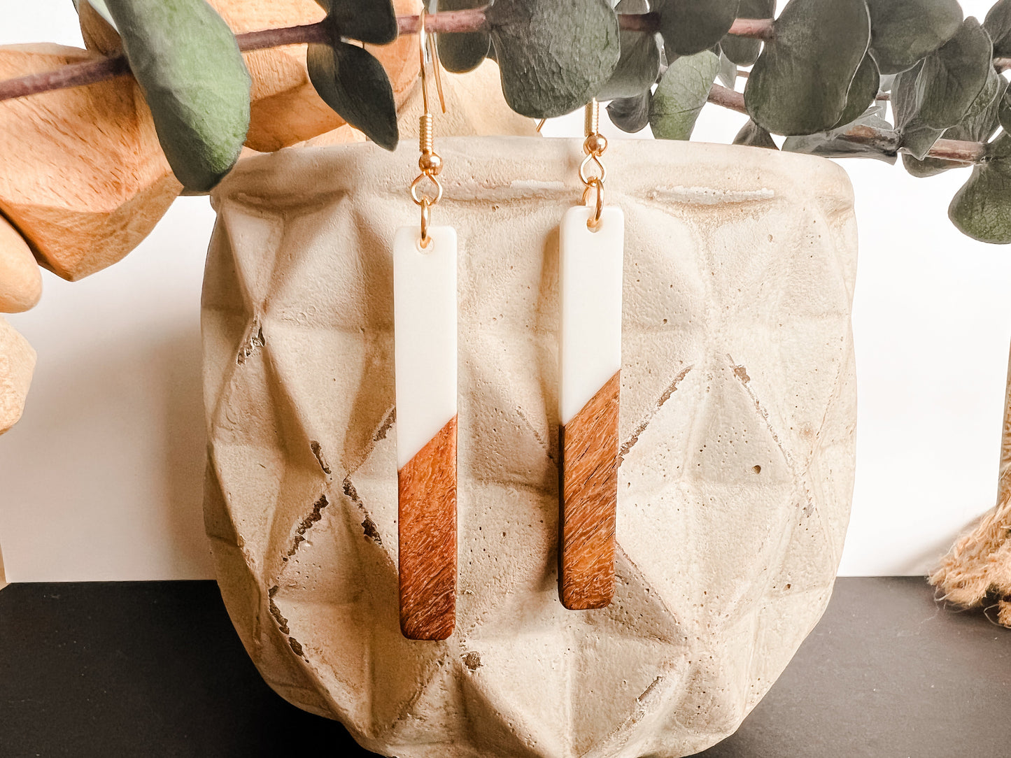 Belles boucles d'oreilles en résine blanche et bois