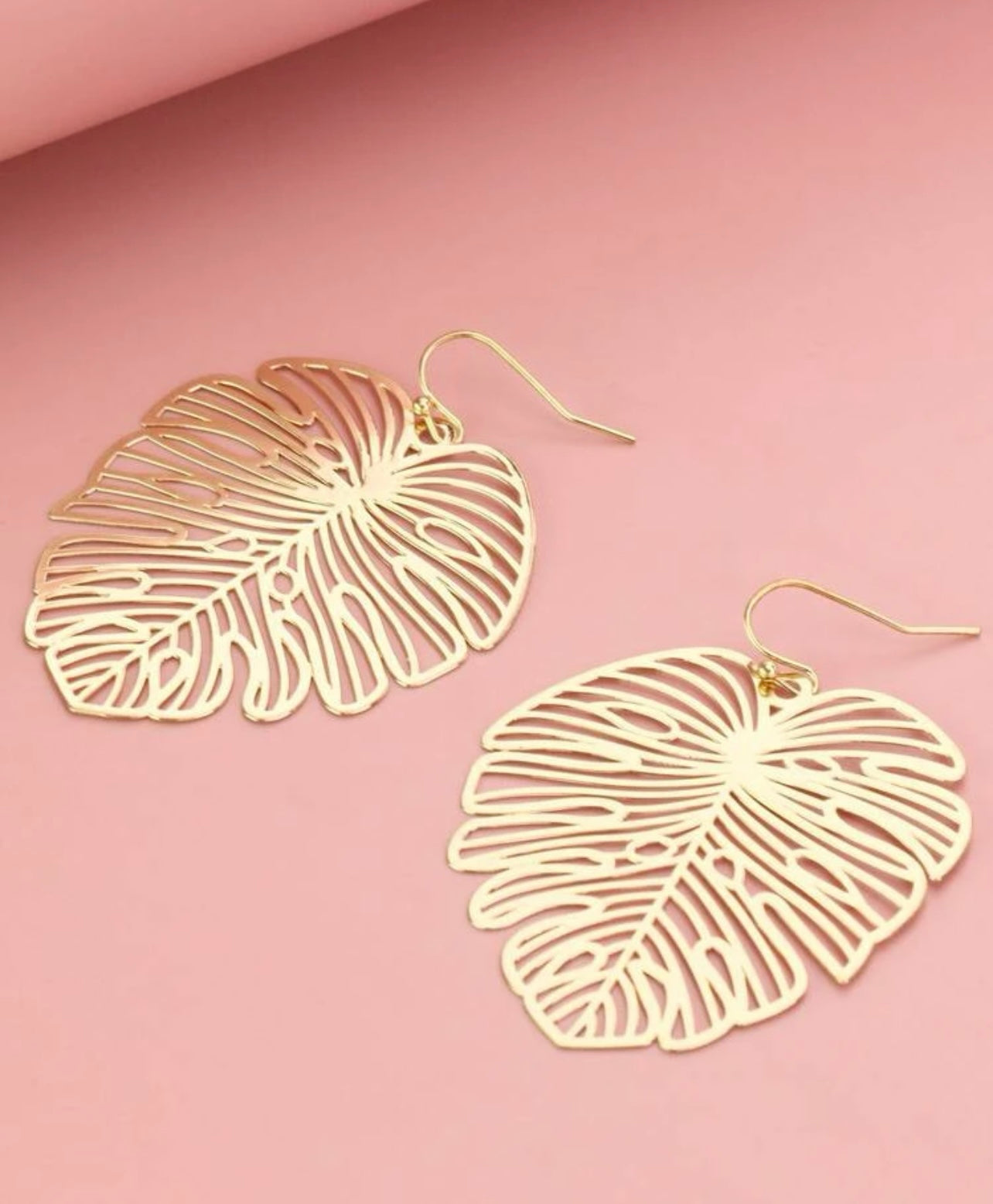 Belles boucles d'oreilles en feuille d'or