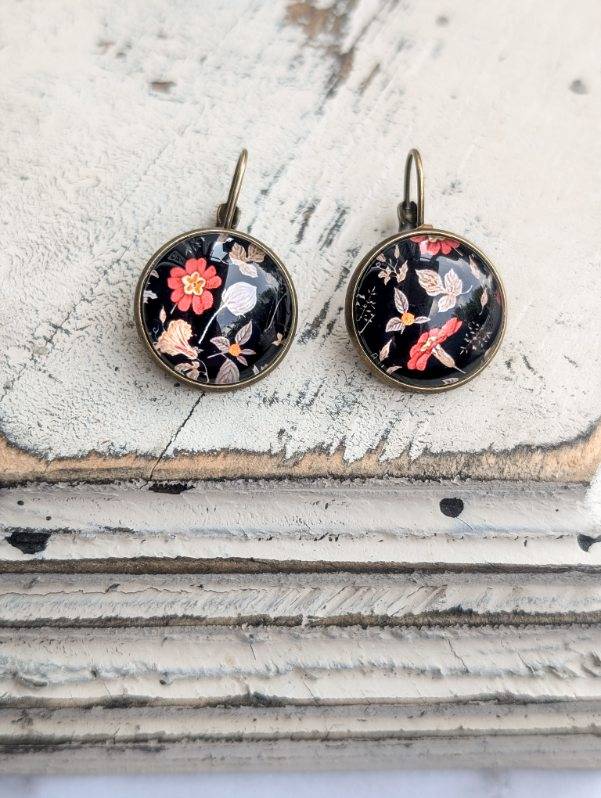 Belles boucles d'oreilles florales vintage