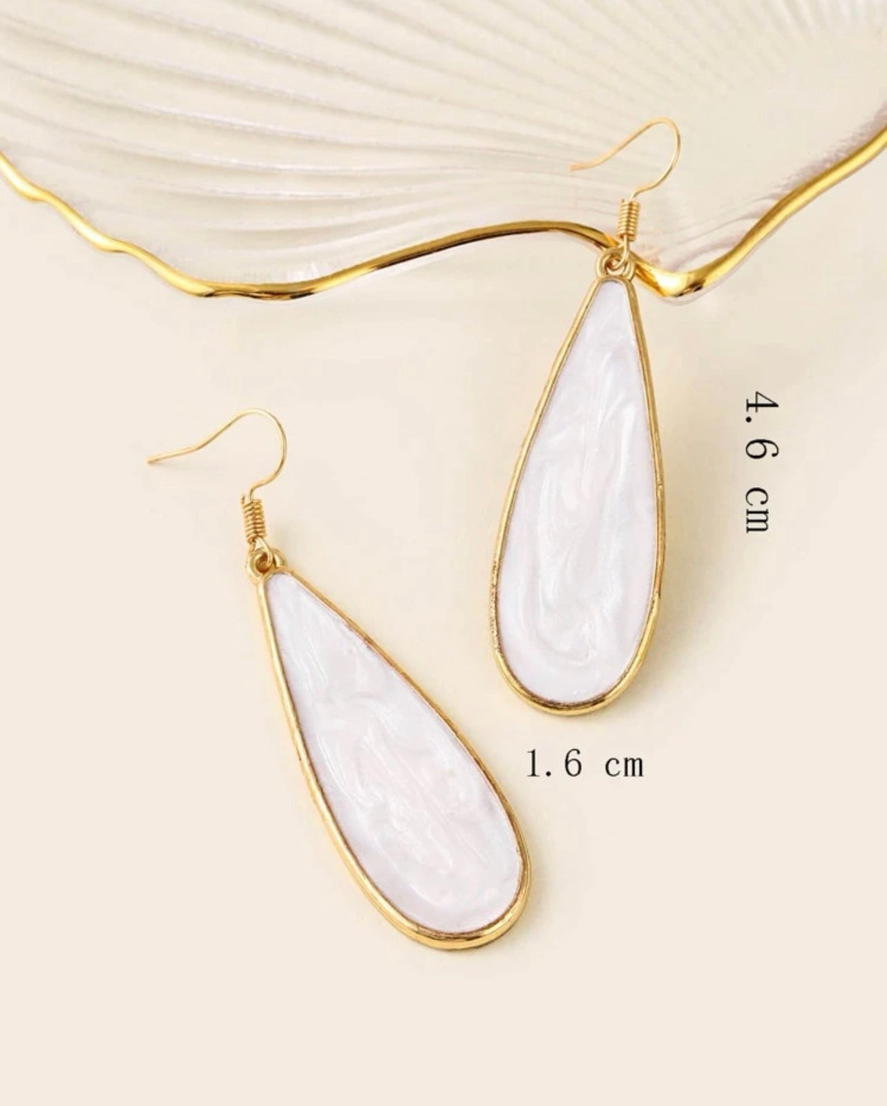 Hermosos aretes colgantes de oro y blanco