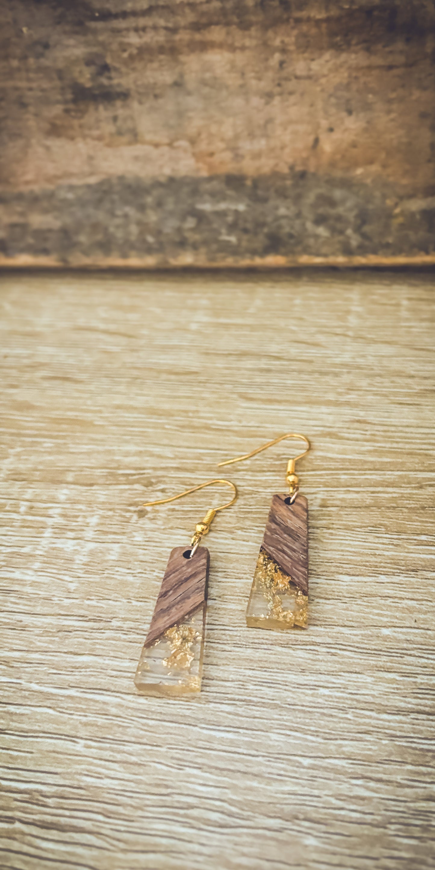 Hermosos aretes de resina con motas doradas y madera