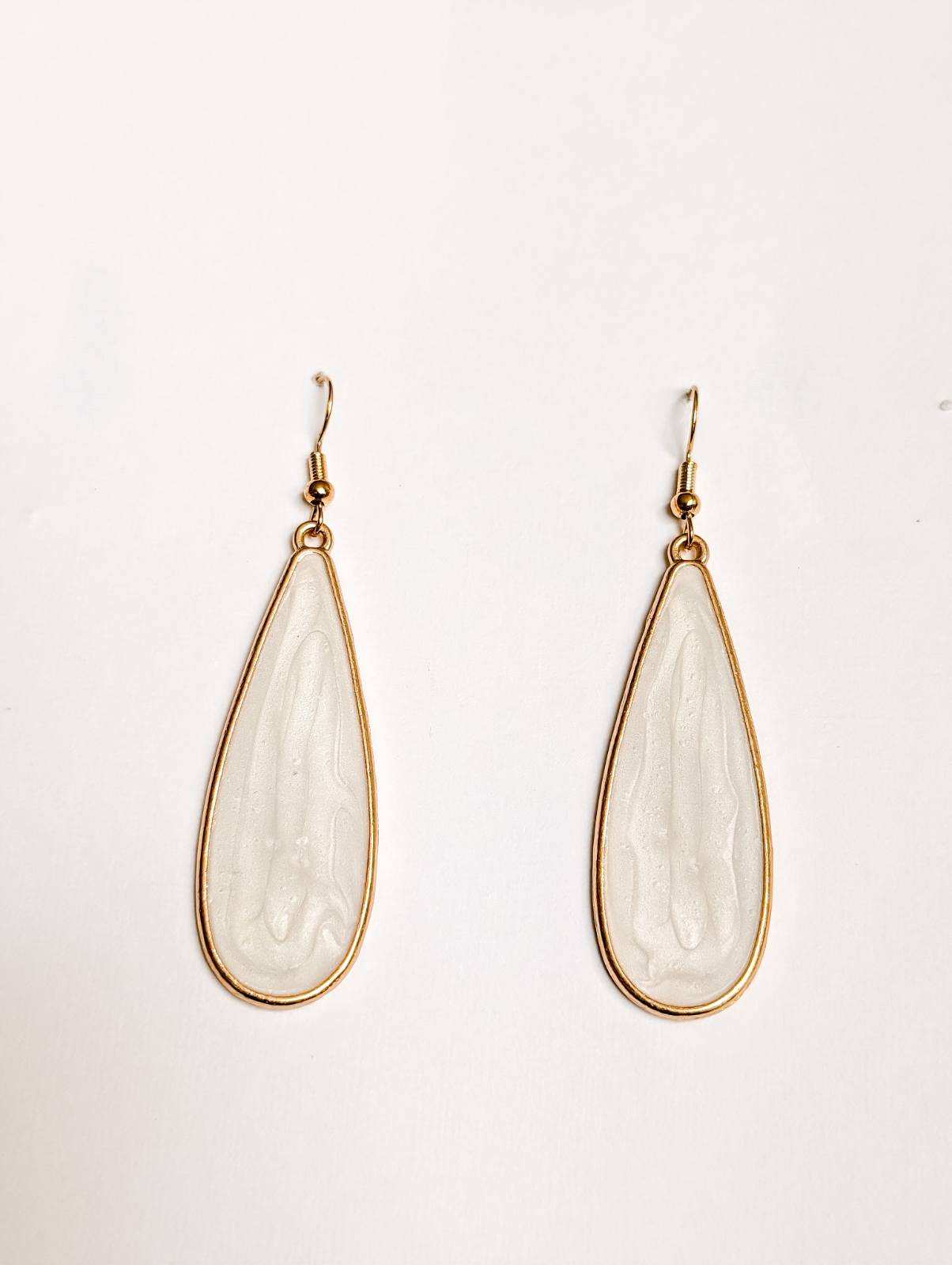 Hermosos aretes colgantes de oro y blanco