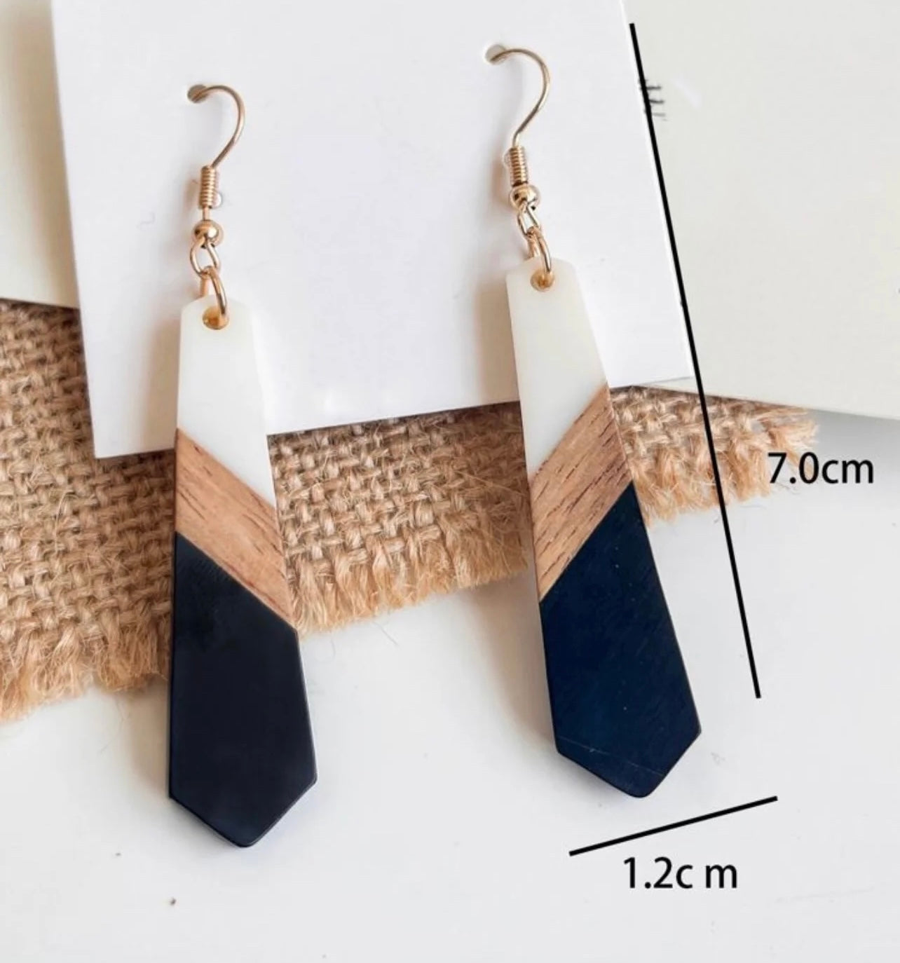 Belles boucles d'oreilles fines en bois et résine noire et blanche