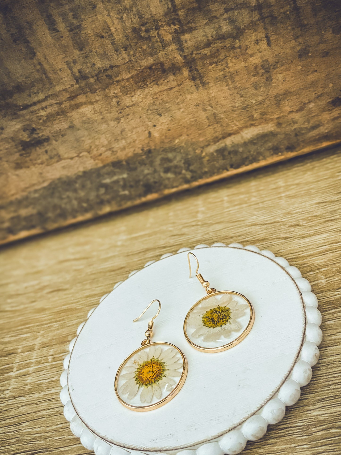 Hermosos aretes de margaritas doradas