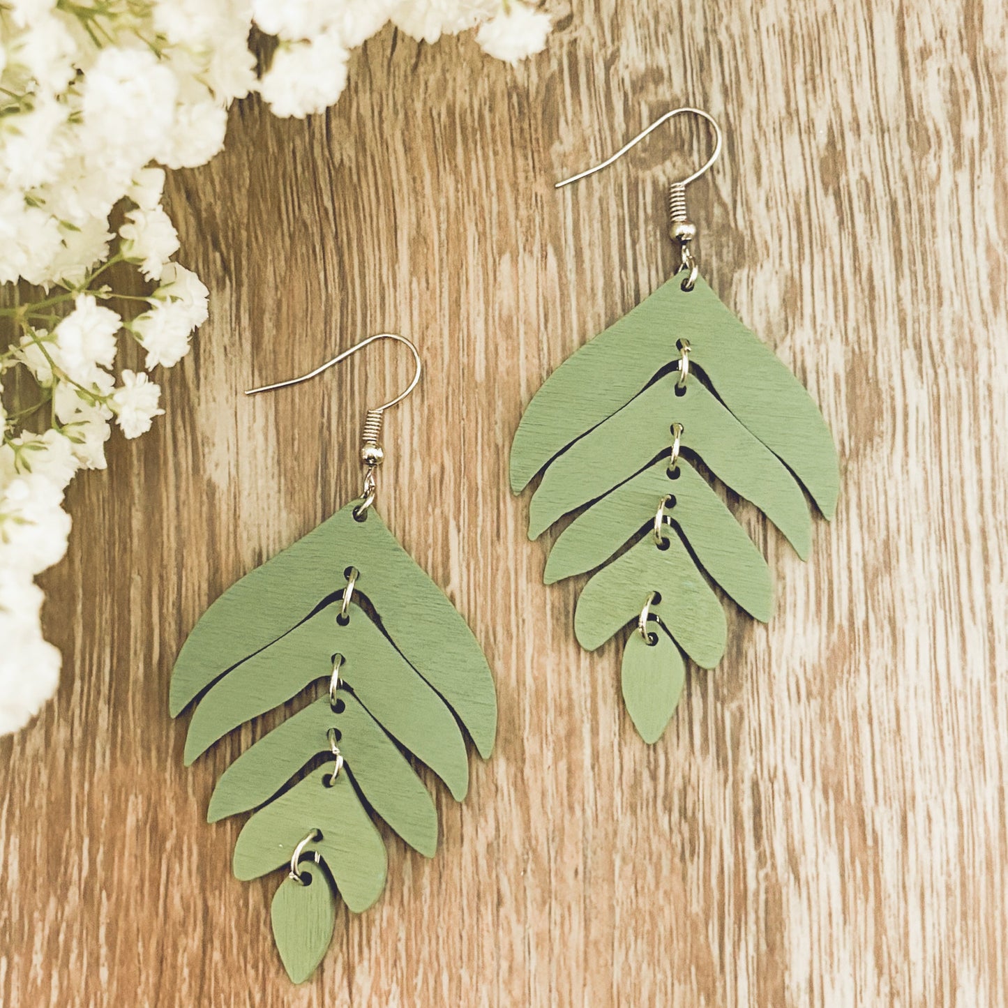 Hermosos aretes de hojas de madera verde