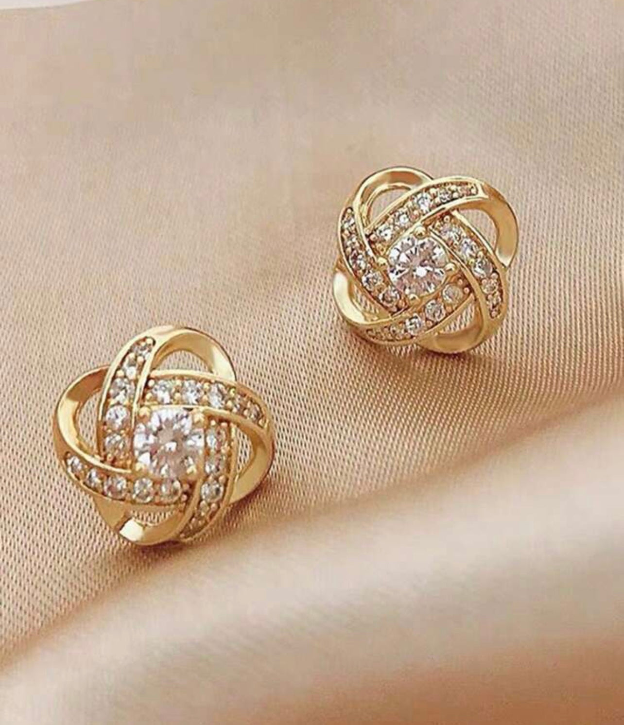 Hermosos y delicados aretes con forma de espiral de oro o plata y cristales