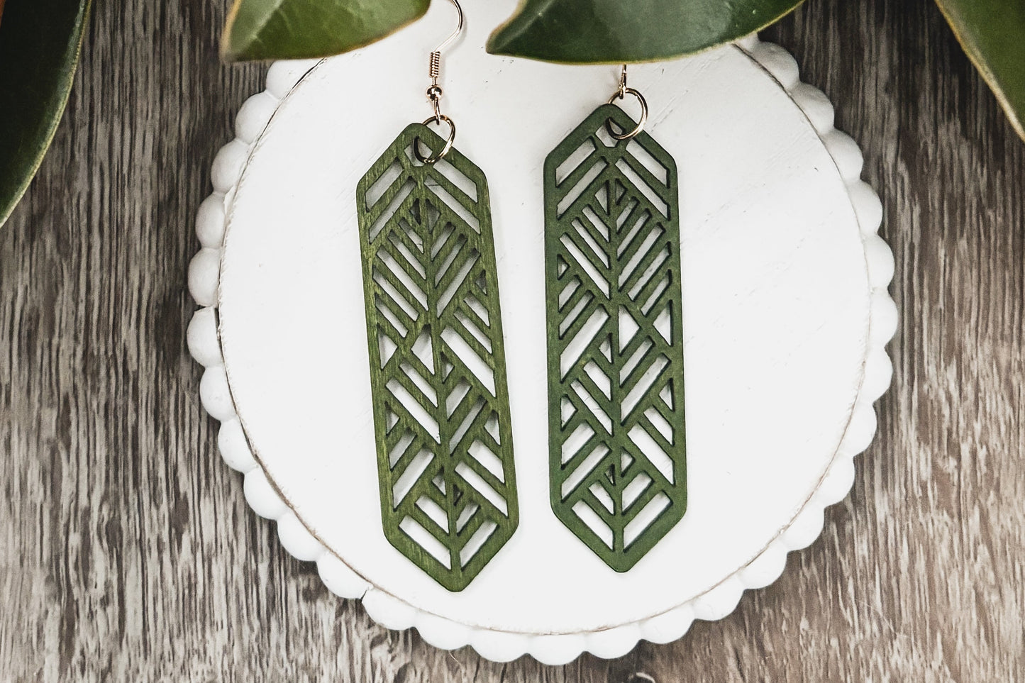 Hermosos aretes de madera verde cortados con láser