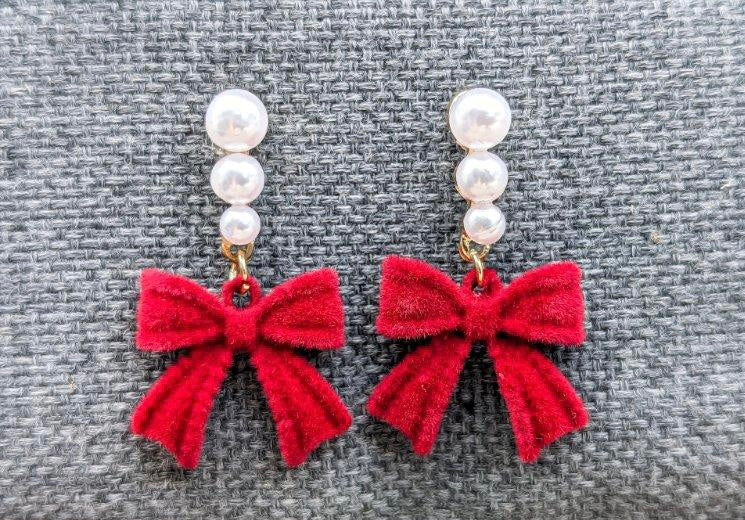 Hermosos aretes de lazo rojo y perla