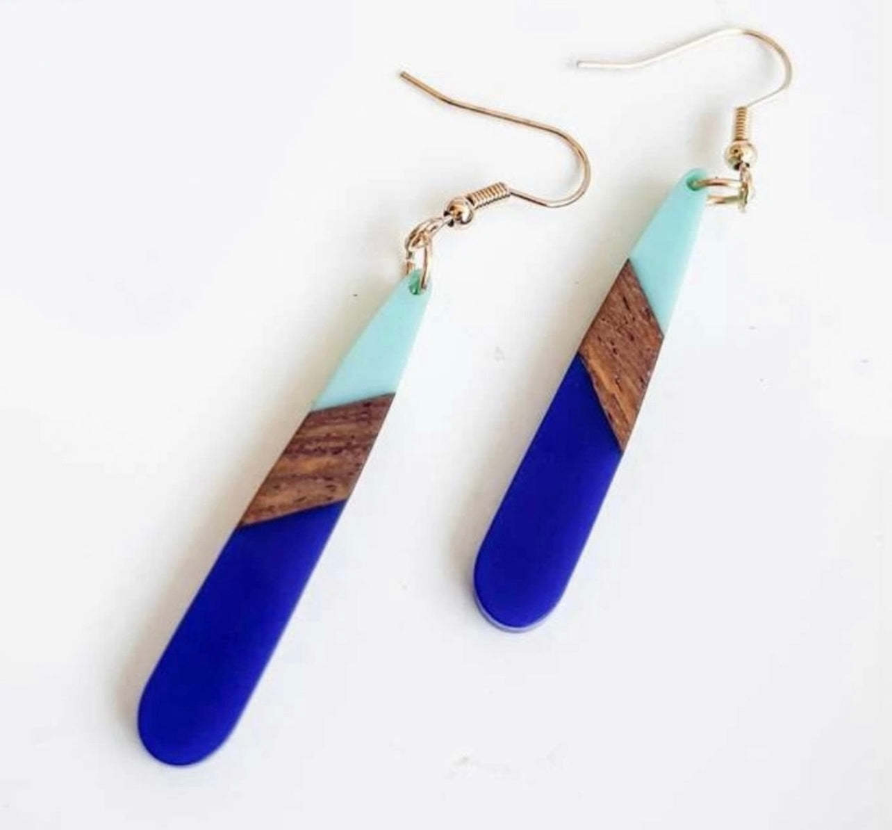 Belles boucles d'oreilles en résine bleue et bois