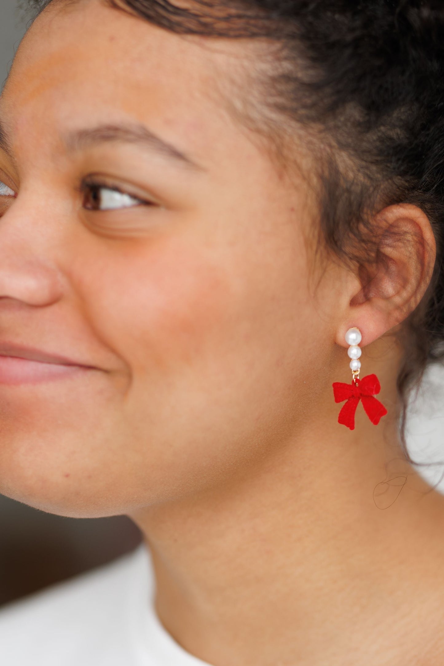 Hermosos aretes de lazo rojo y perla