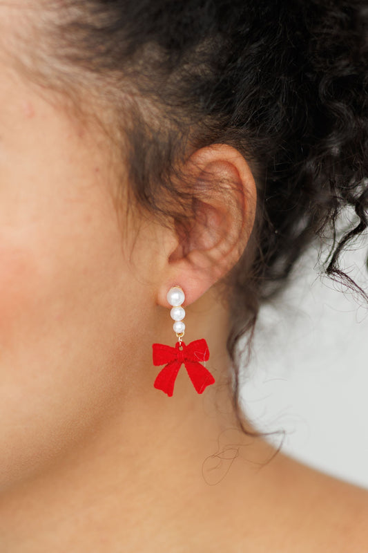 Hermosos aretes de lazo rojo y perla