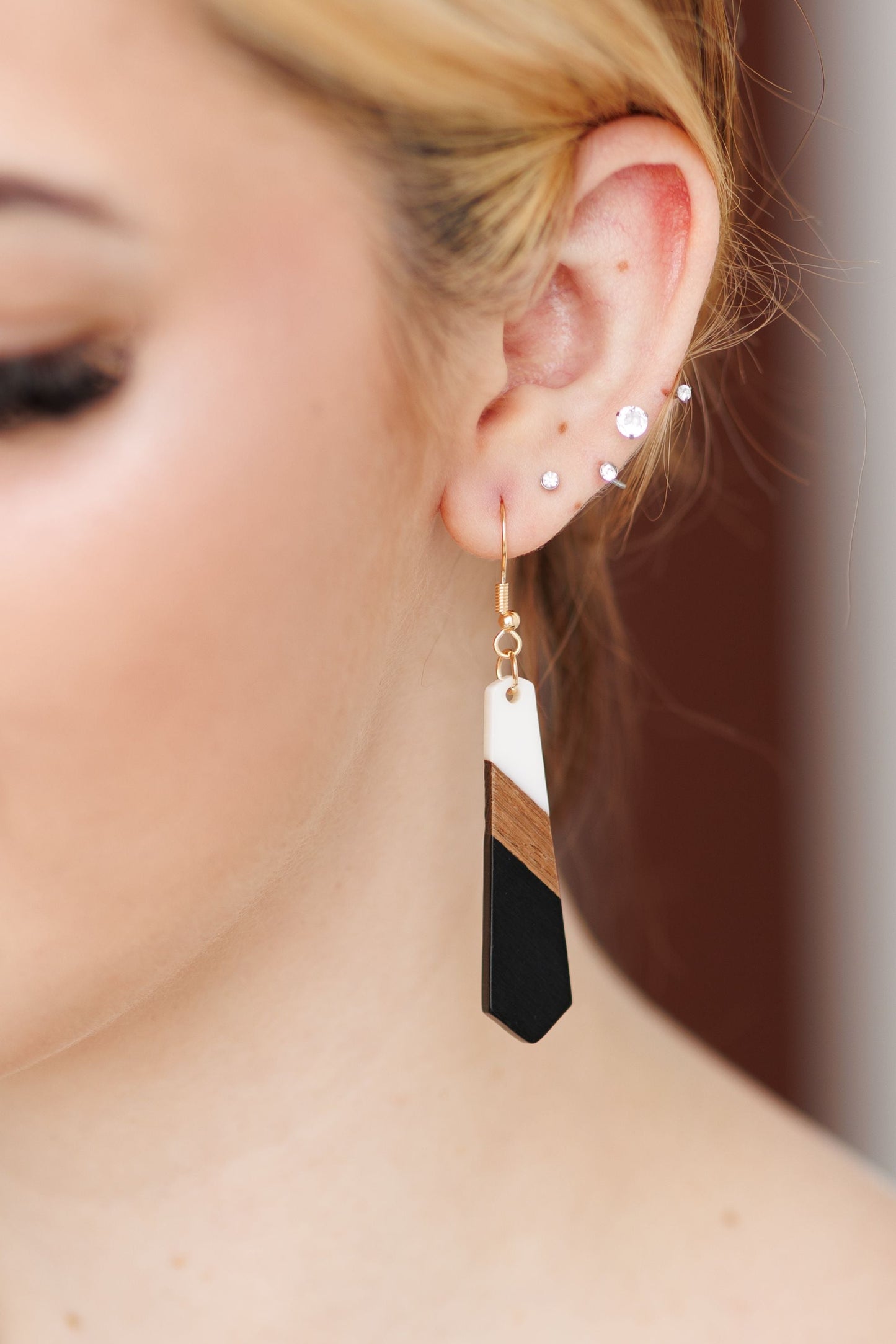 Belles boucles d'oreilles fines en bois et résine noire et blanche