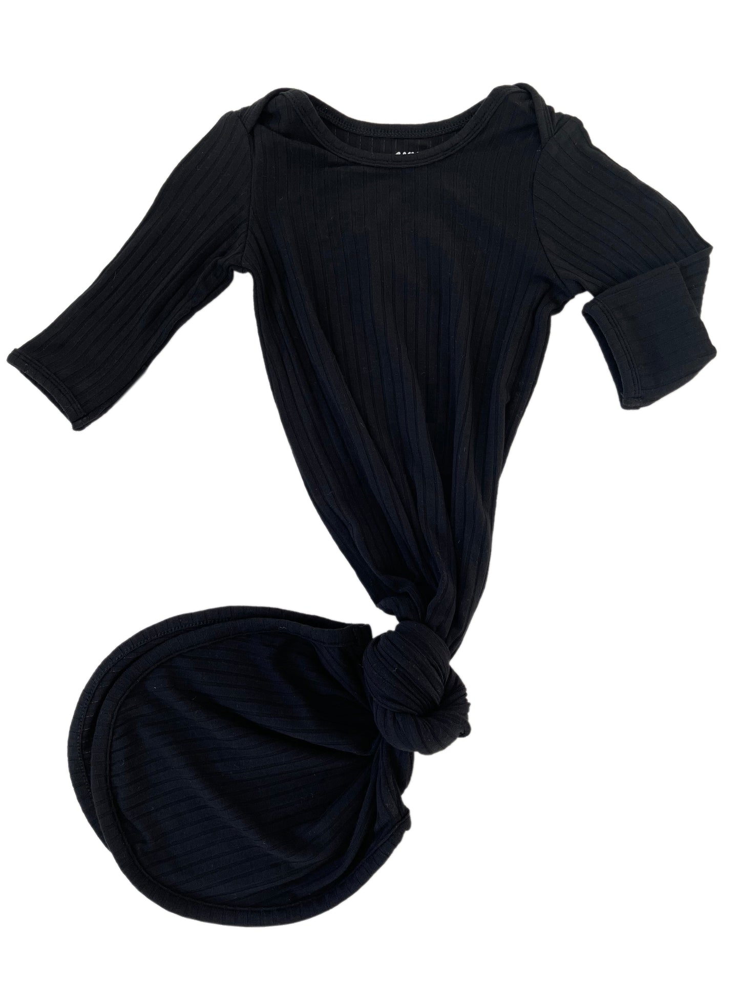 Conjunto de gorro y vestido con nudo de canalé en color negro medianoche