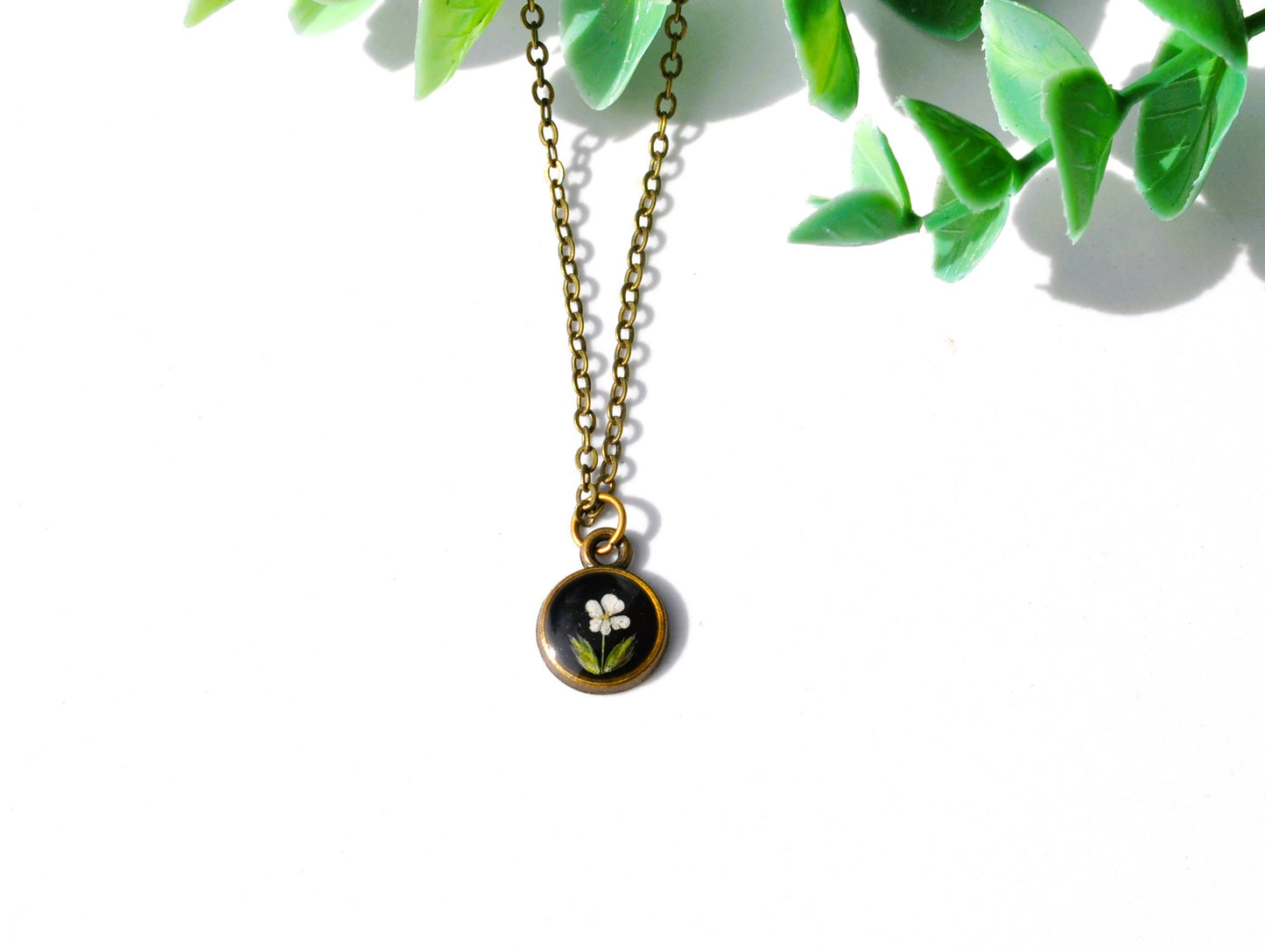 Collier cercle de petites fleurs, fleurs pressées