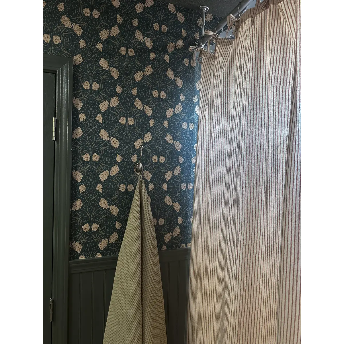 Amberly Wallpaper - Traditional Floral - by Aubrey Fairchild - Loomwell Home Goods