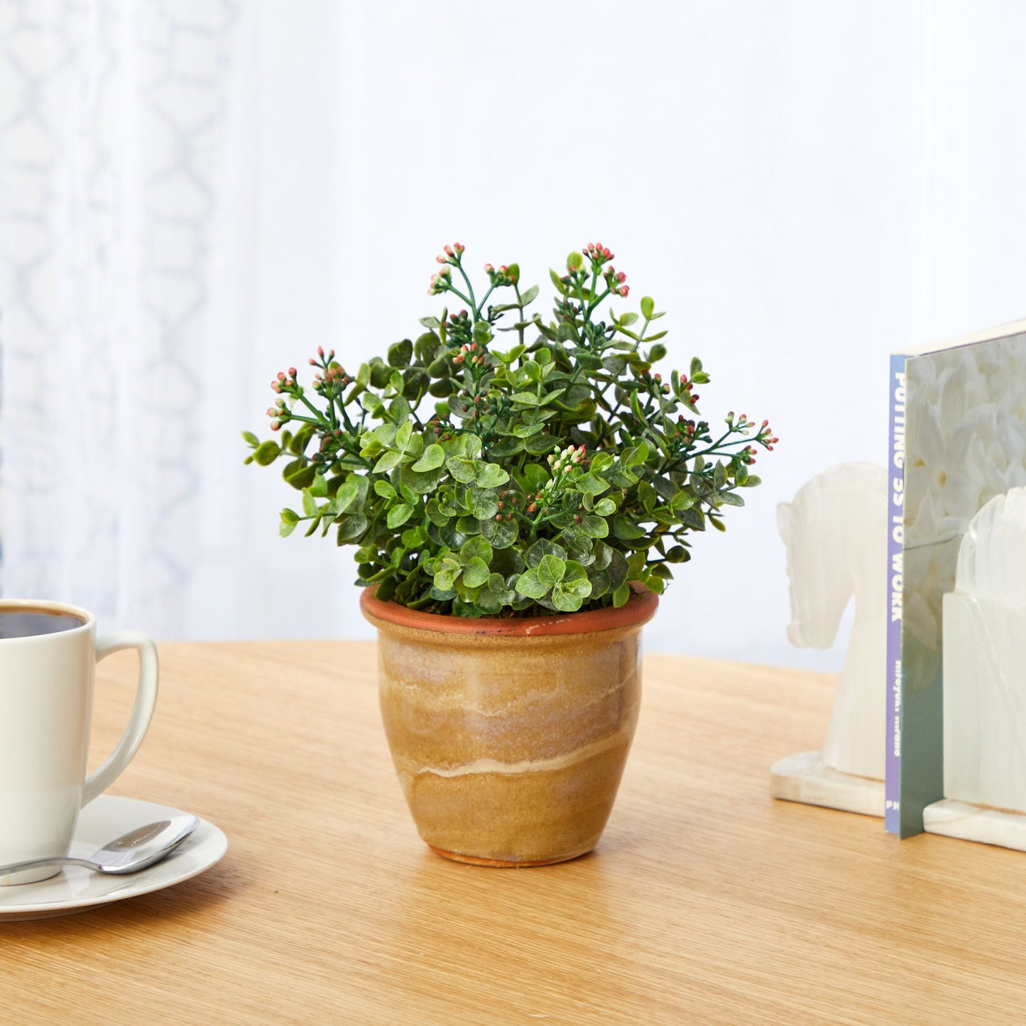 Planta suculenta artificial de eucalipto y sedum de 10” en maceta de cerámica