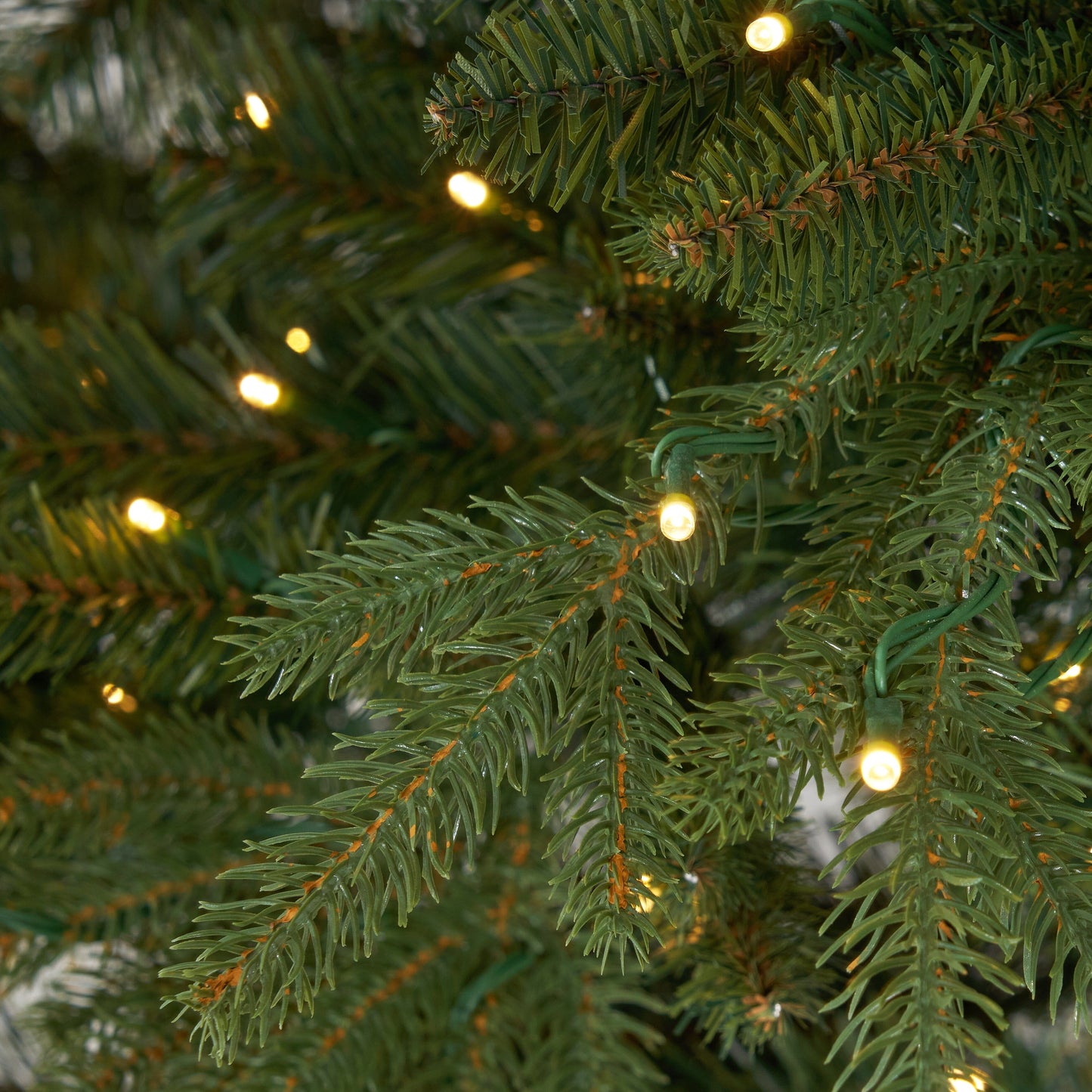 Árbol de Navidad artificial de pino de montaña verde delgado de 13 pies con 1360 luces LED de color blanco cálido y 3924 ramas flexibles