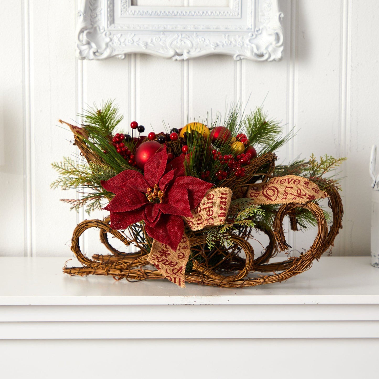 Trineo navideño de 18" con arreglo artificial de flores de Pascua, bayas y piñas con adornos