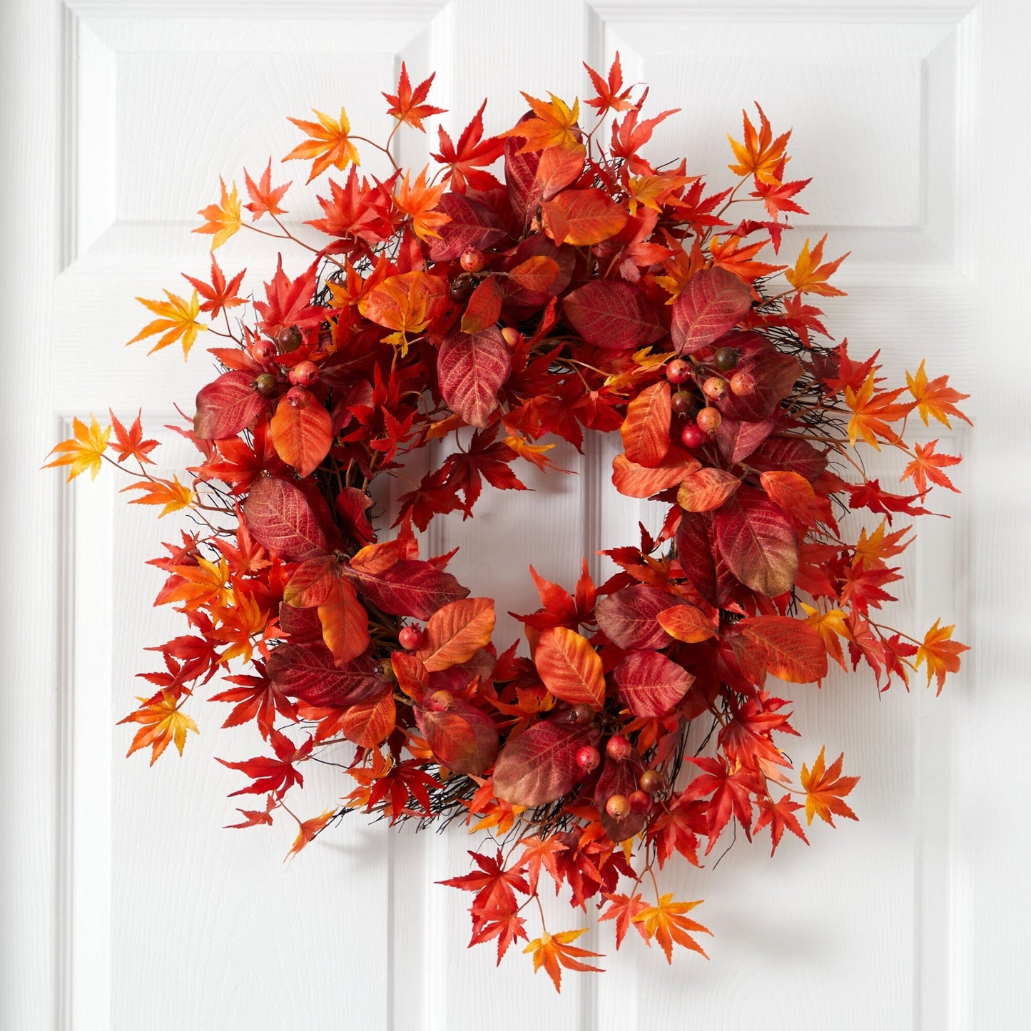 Couronne artificielle de 22 po en érable japonais, feuilles de magnolia et baies