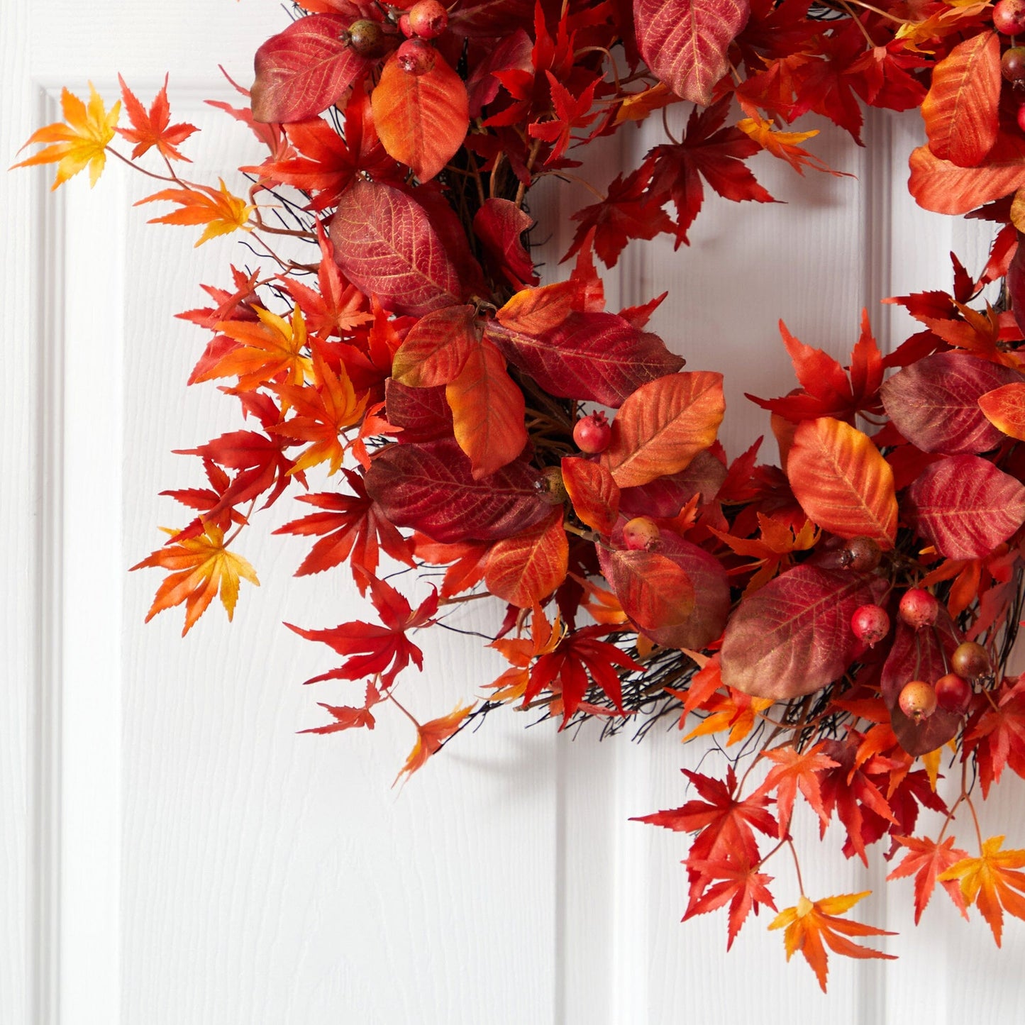 Couronne artificielle de 22 po en érable japonais, feuilles de magnolia et baies