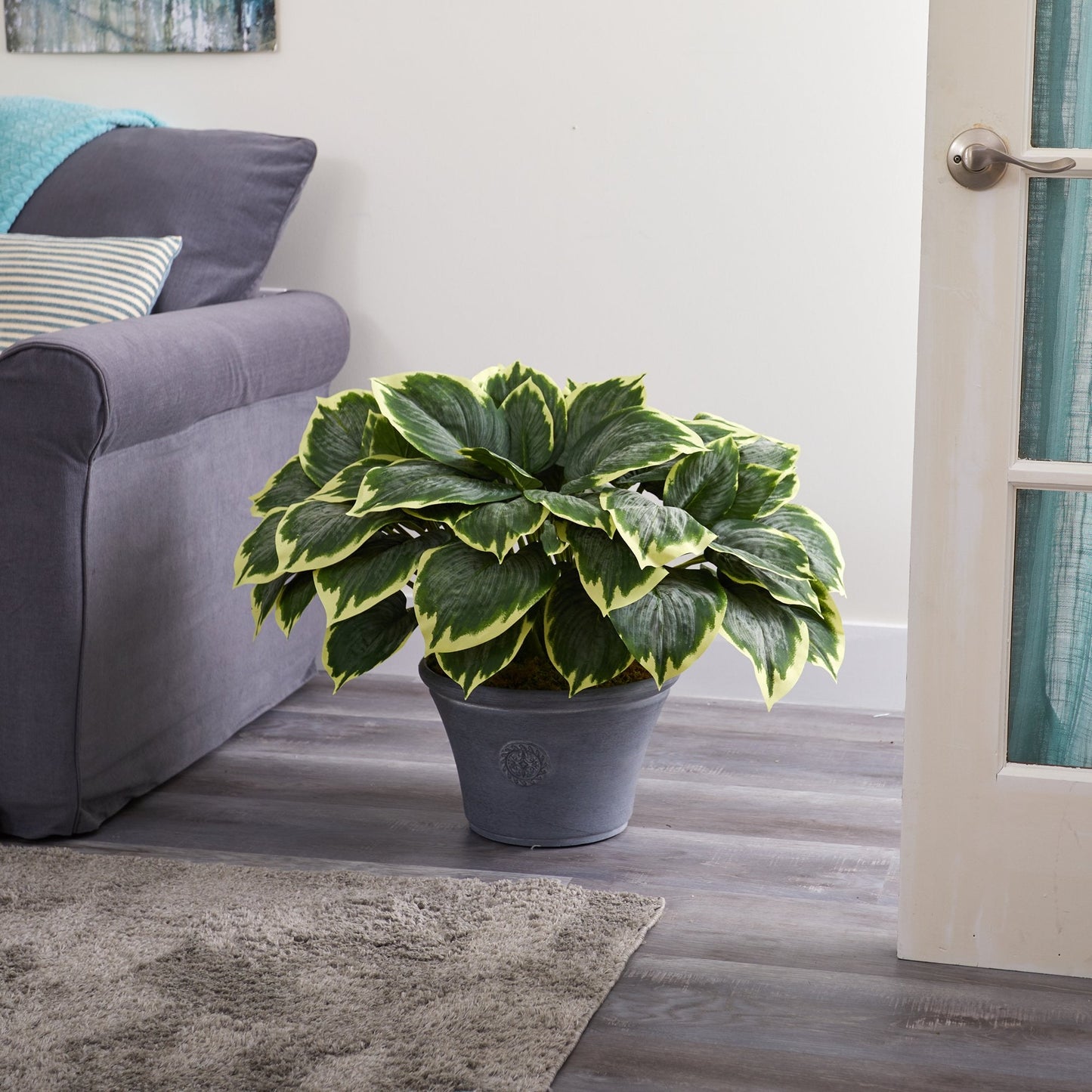 Planta artificial Hosta abigarrada de 23” en macetero gris