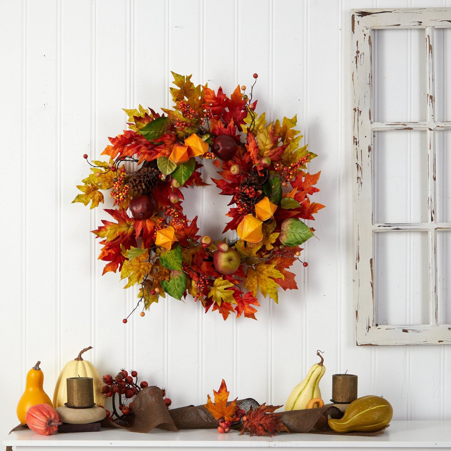 Couronne artificielle d'automne de 24 po avec feuilles d'érable et baies