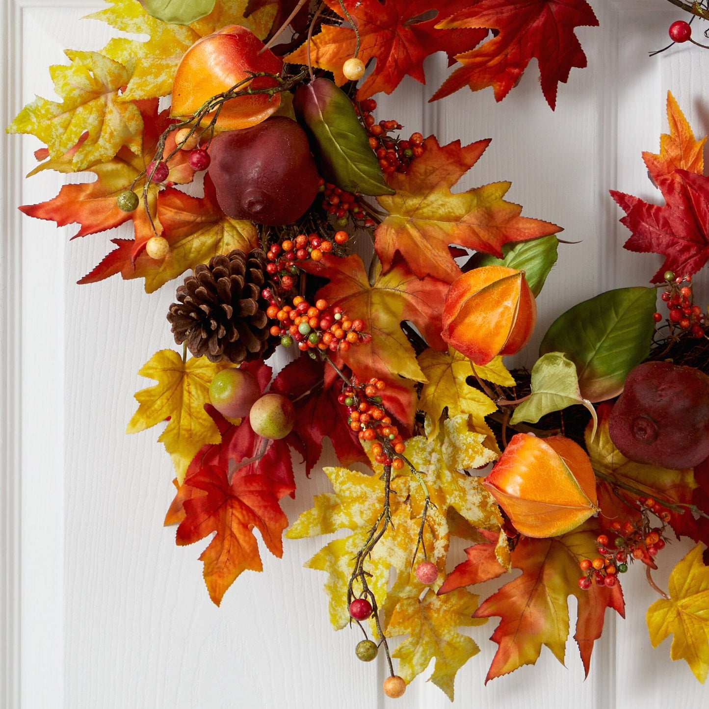 Couronne artificielle d'automne de 24 po avec feuilles d'érable et baies