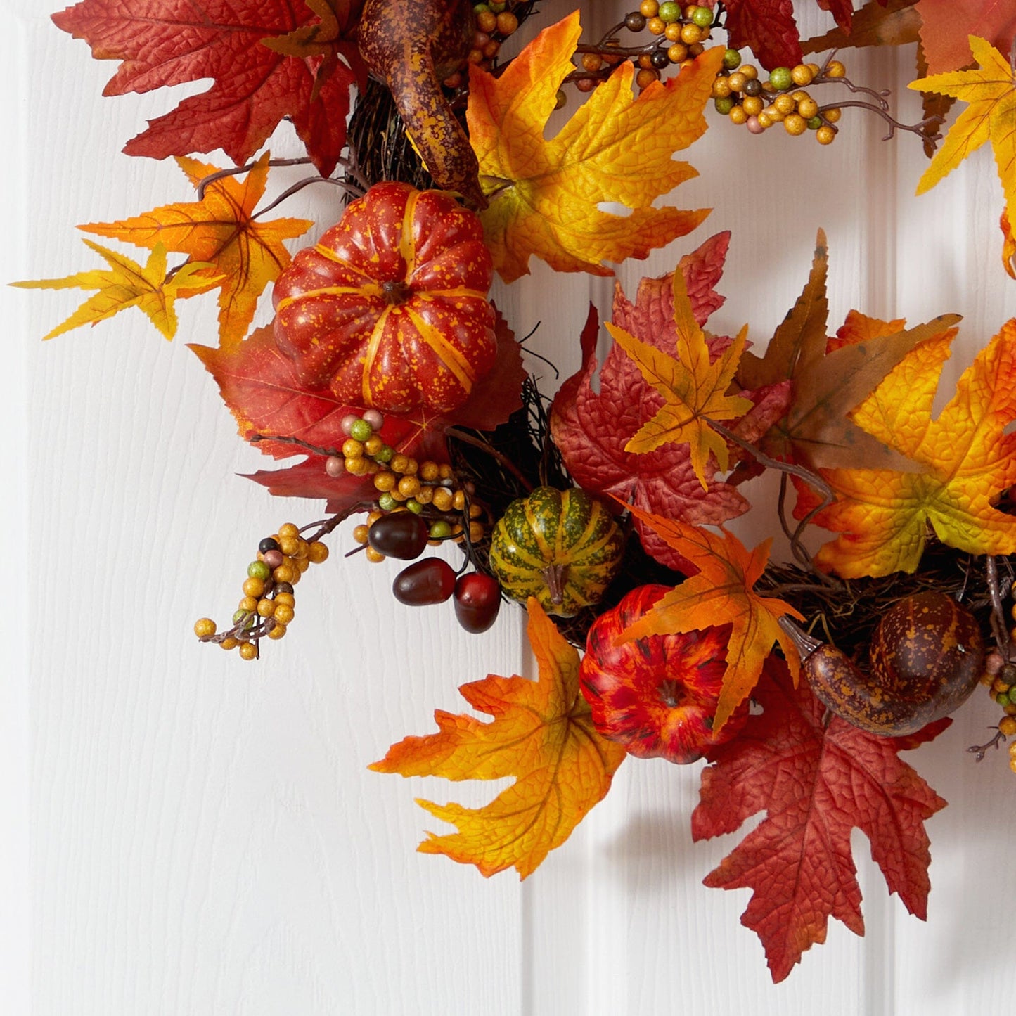 Couronne d'automne artificielle de 24 po avec citrouilles et baies