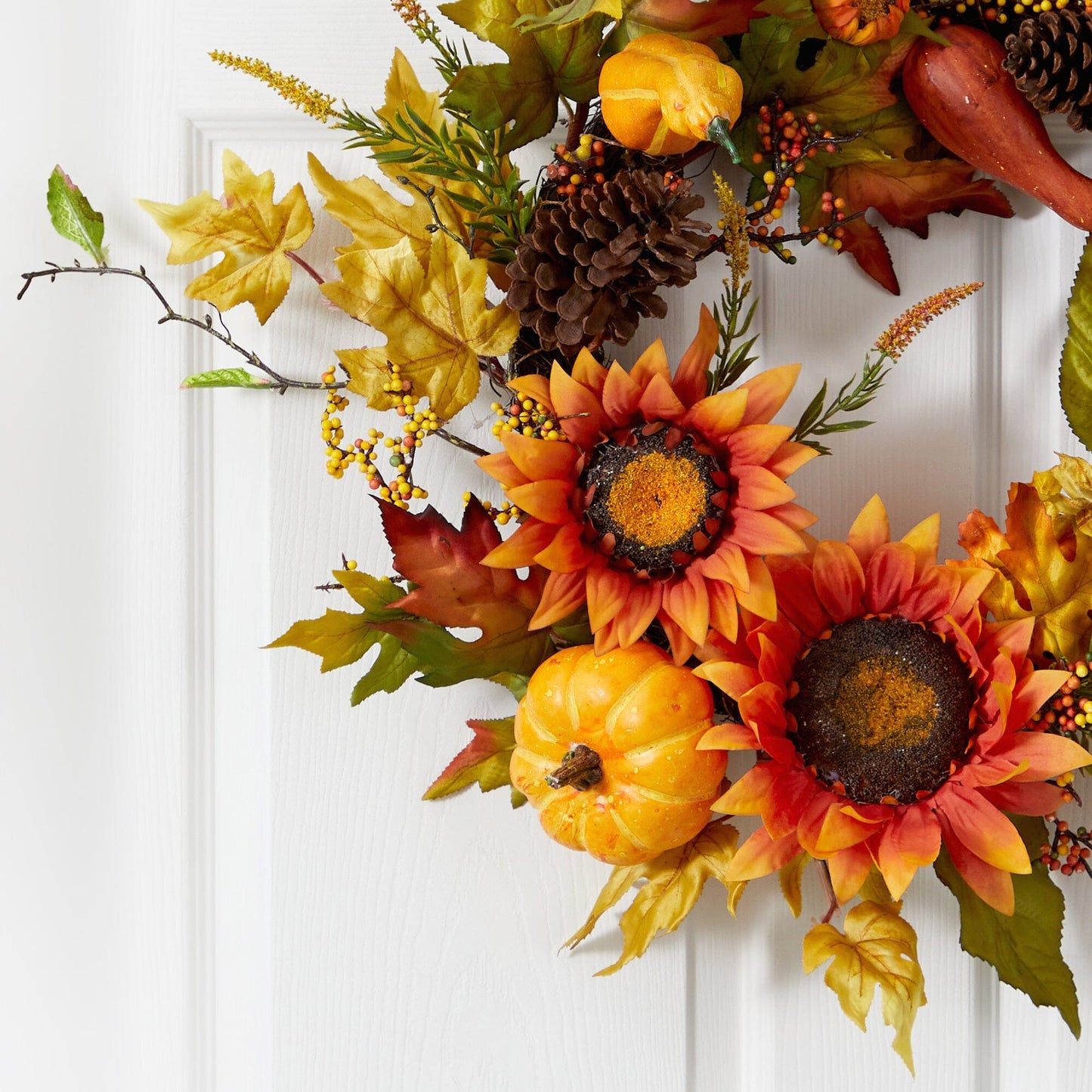 Couronne artificielle d'automne de 24 po avec tournesols, citrouilles, courges, pommes de pin et baies