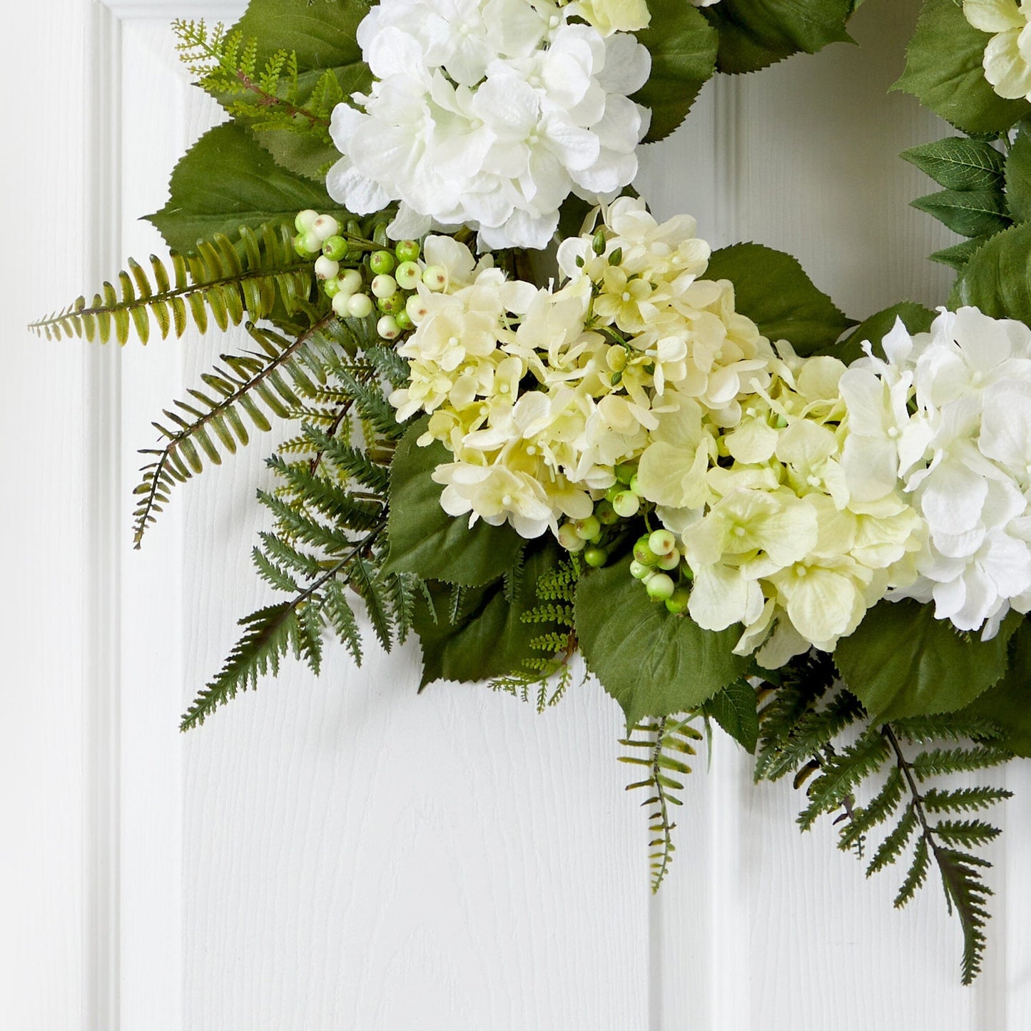 Corona de bayas y hortensias de 24"