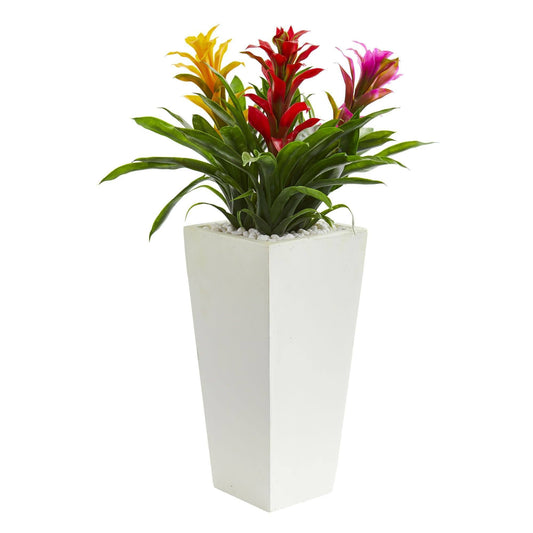 Planta de bromelia triple de 26” en jardinera tipo torre blanca