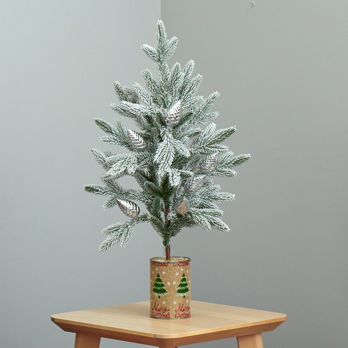 Árbol de Navidad artificial flocado de 28" en macetero decorativo