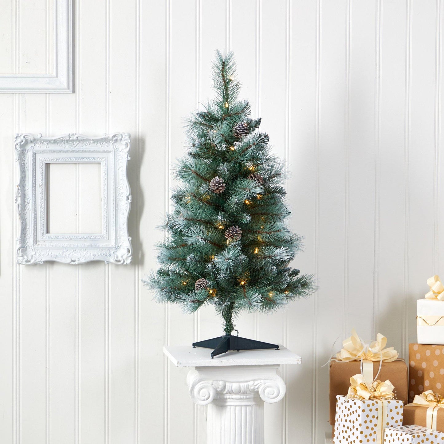 Árbol de Navidad artificial de pino de montaña de Columbia Británica con punta esmerilada de 3 pies con 50 luces transparentes, piñas y 112 ramas flexibles