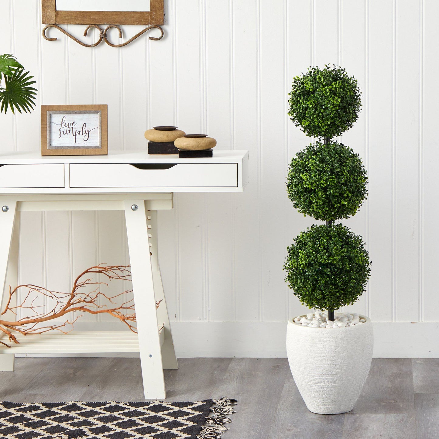 Arbre topiaire artificiel à triple boule de buis de 3,5 pi dans une jardinière blanche (intérieur/extérieur)