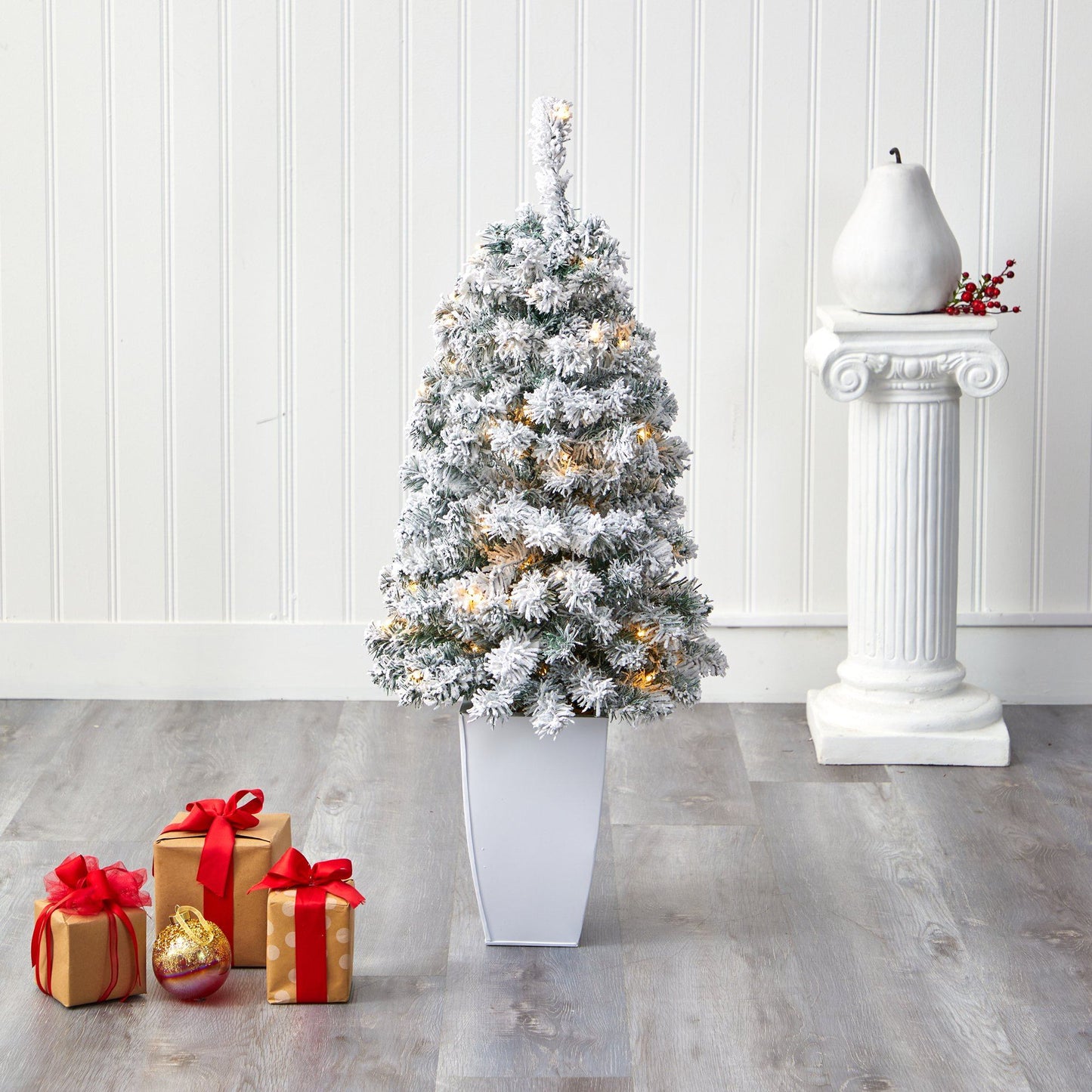 Árbol de Navidad artificial de abeto flocado Rock Springs de 3,5 pies con 50 luces LED transparentes en macetero de metal blanco