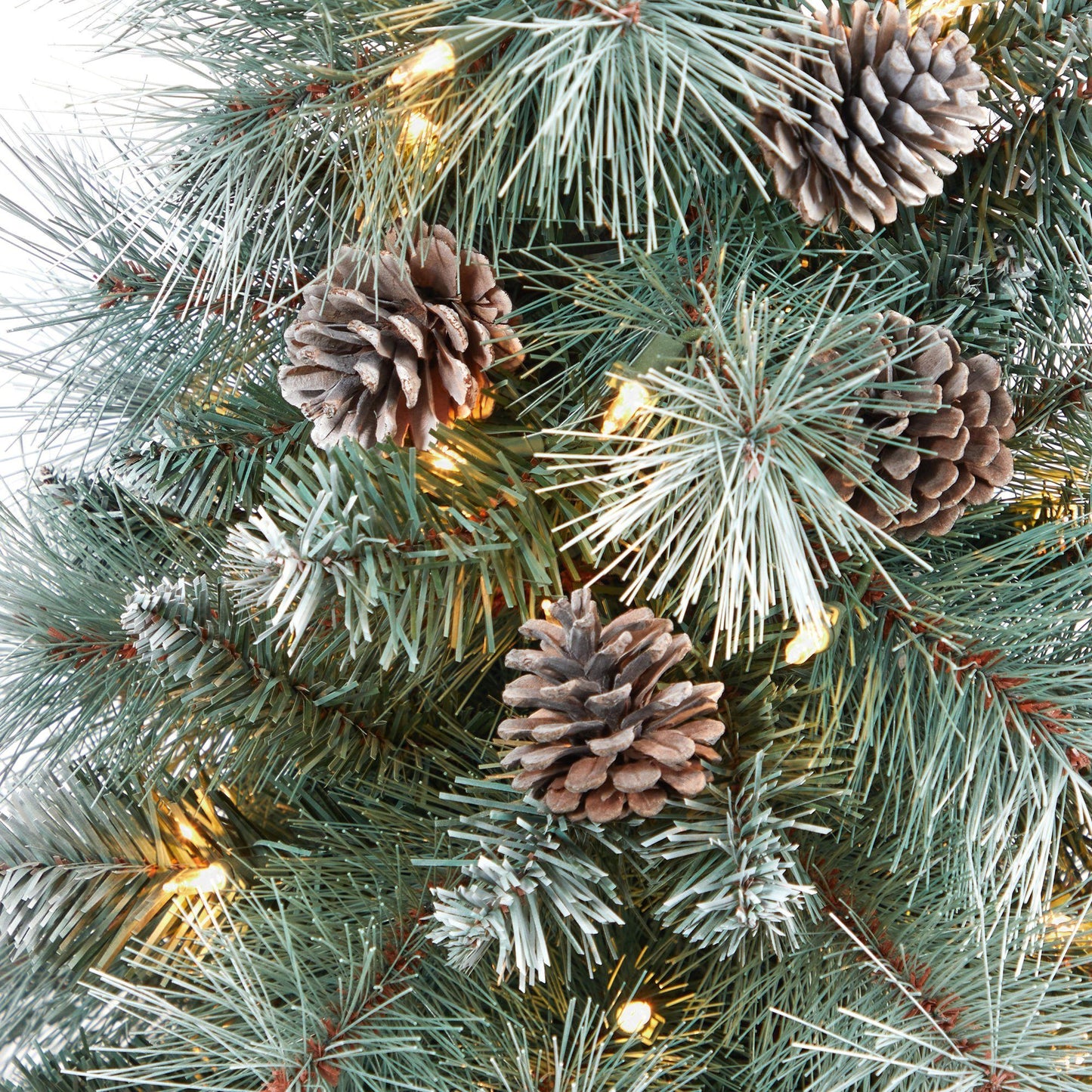 Árbol de Navidad artificial de pino de montaña de Columbia Británica con punta esmerilada de 3,5 pies con 50 luces transparentes, piñas y 112 ramas flexibles en macetero de metal