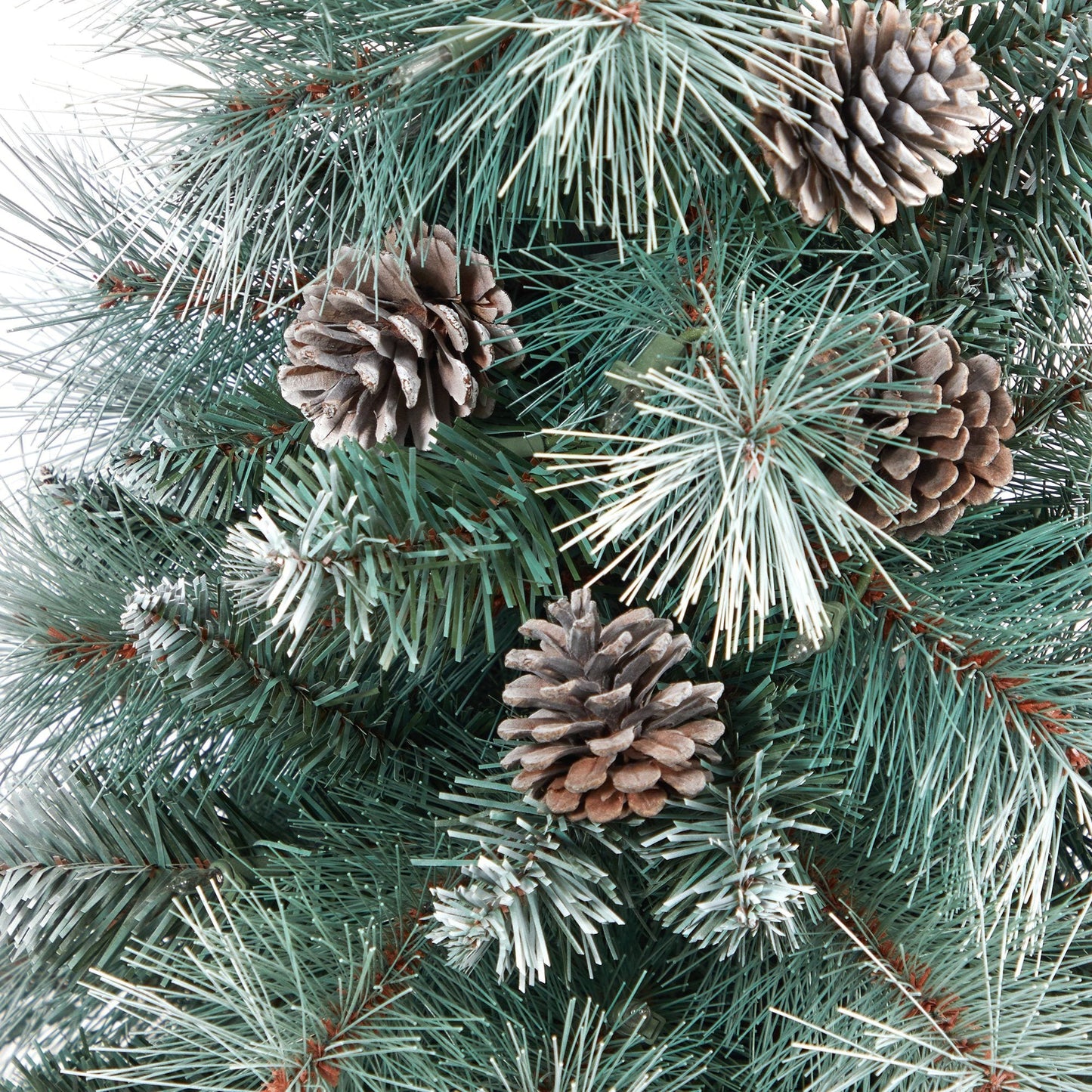 Árbol de Navidad artificial de pino de montaña de Columbia Británica con punta esmerilada de 3,5 pies con 50 luces transparentes, piñas y 112 ramas flexibles en macetero de metal