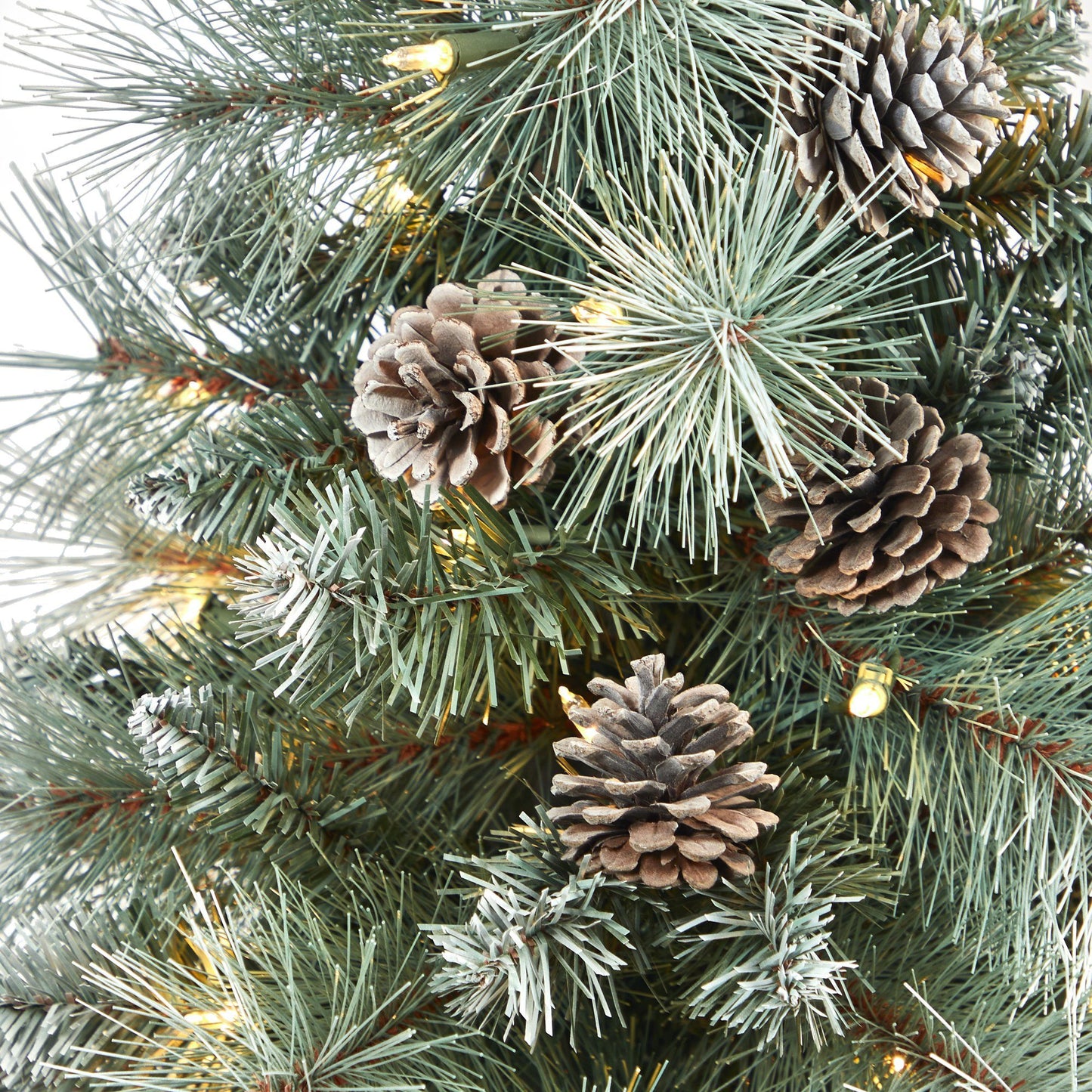 Árbol de Navidad artificial de pino de montaña de Columbia Británica con punta esmerilada de 3,5 pies con 50 luces transparentes, piñas y 112 ramas flexibles en macetero de metal