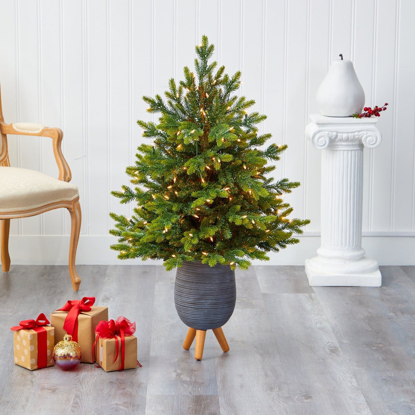 Árbol de Navidad artificial de abeto de Carolina del Norte de 3,5 pies con 150 luces transparentes y 563 ramas flexibles en maceta gris con soporte