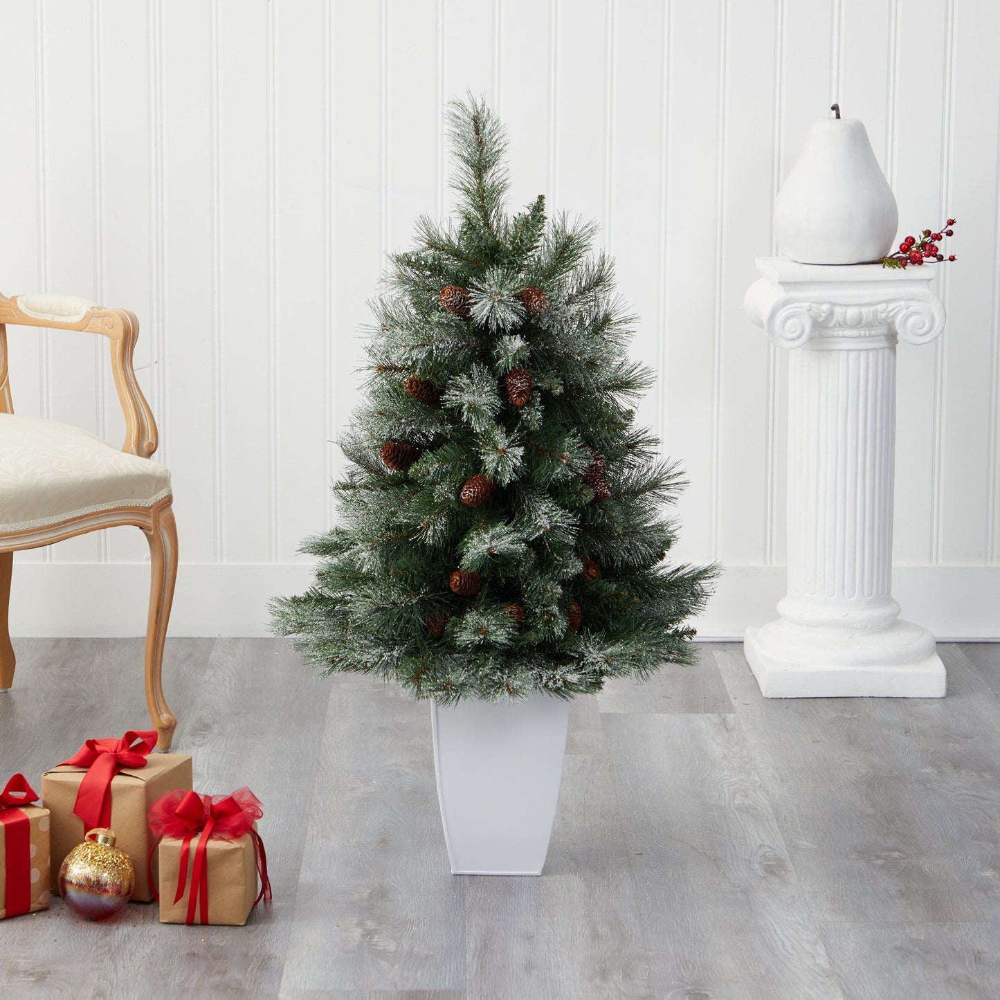 Árbol de Navidad artificial de pino de montaña de los Alpes franceses nevado de 3,5 pies con 135 ramas flexibles y piñas en maceta de metal blanco